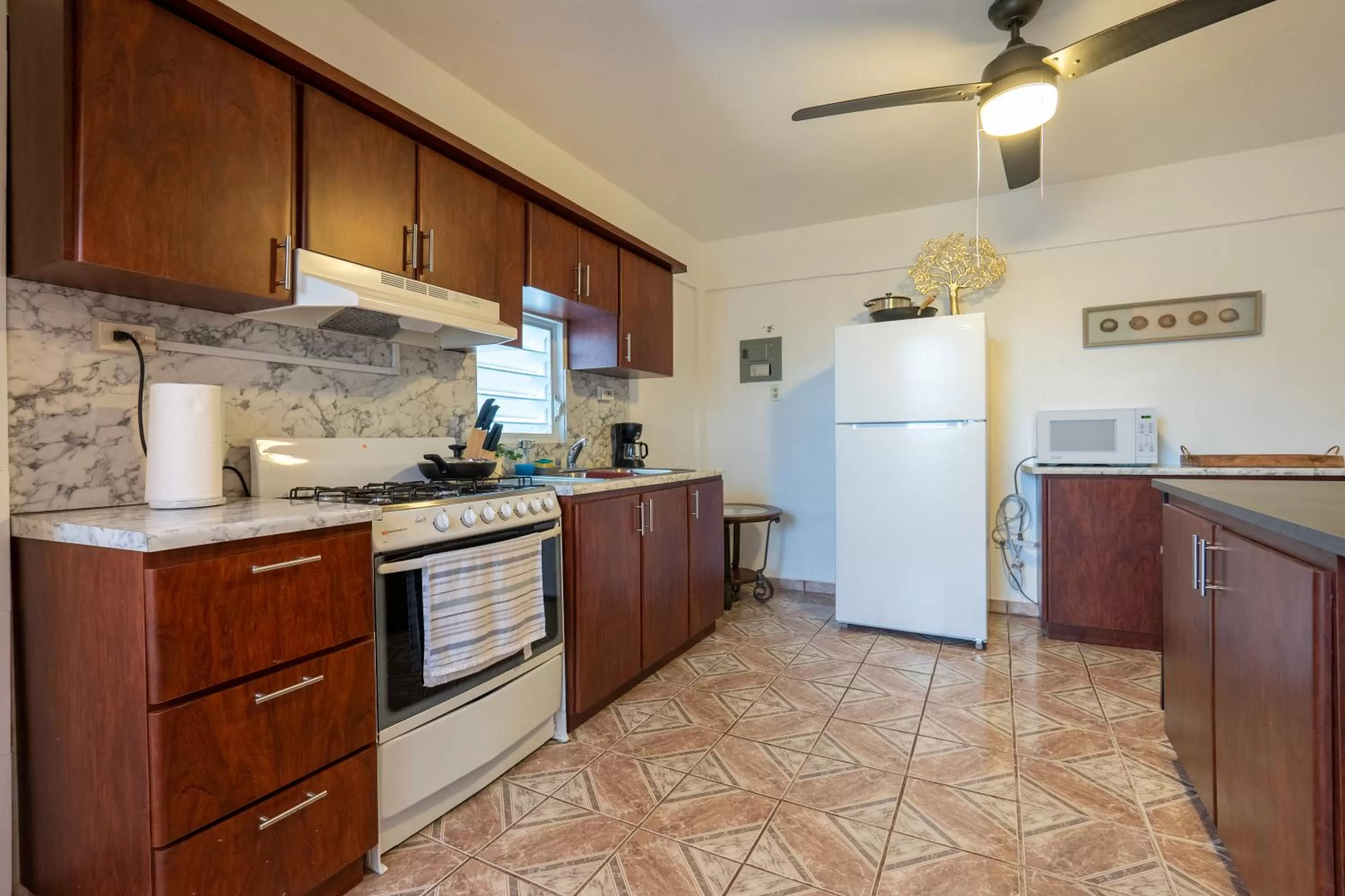 Kitchen/Kitchenette in El Flamingo Beach Club