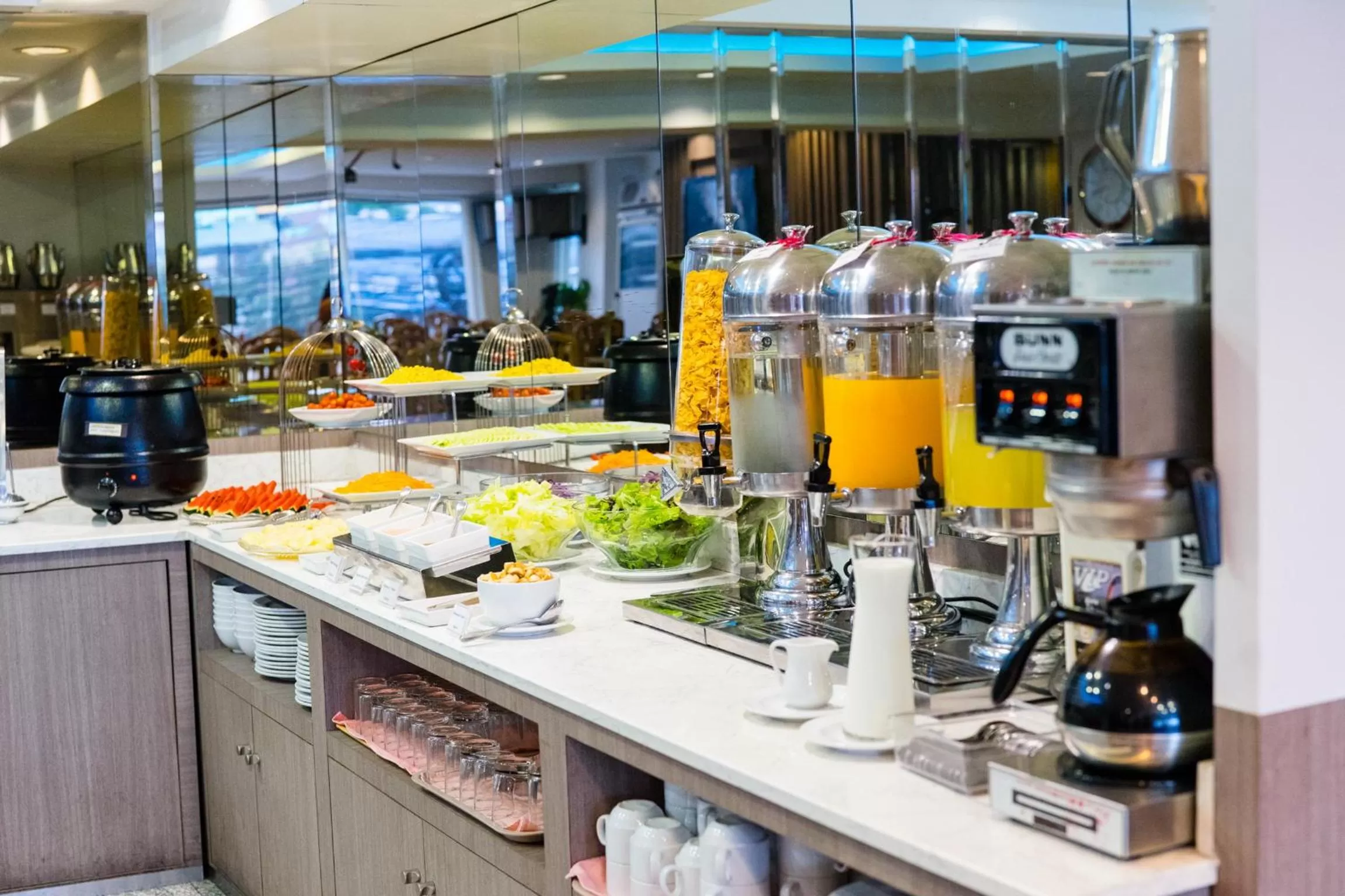 Buffet breakfast in Samran Place Hotel