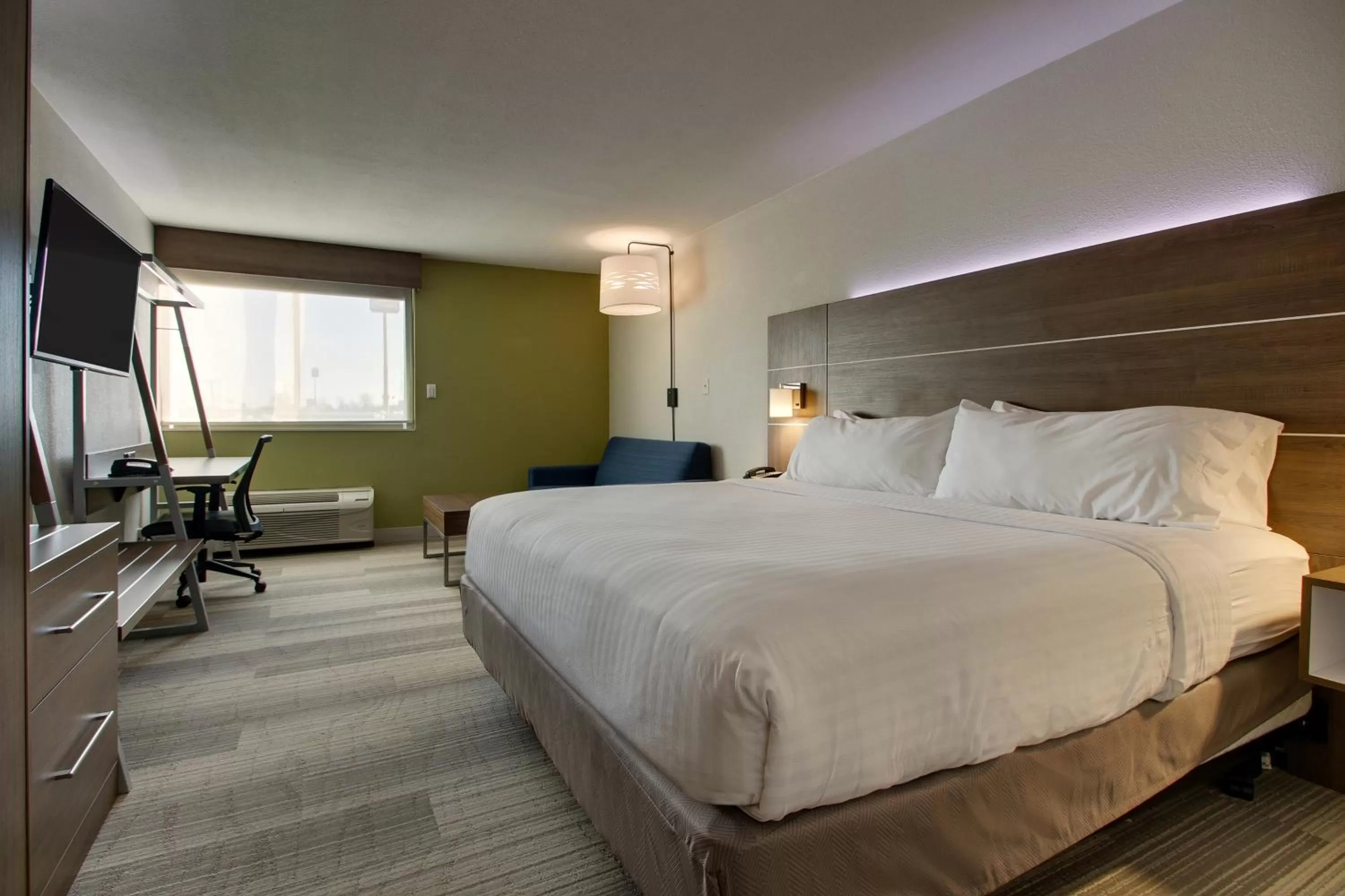 Photo of the whole room, Bed in Holiday Inn Express & Suites Wapakoneta by IHG