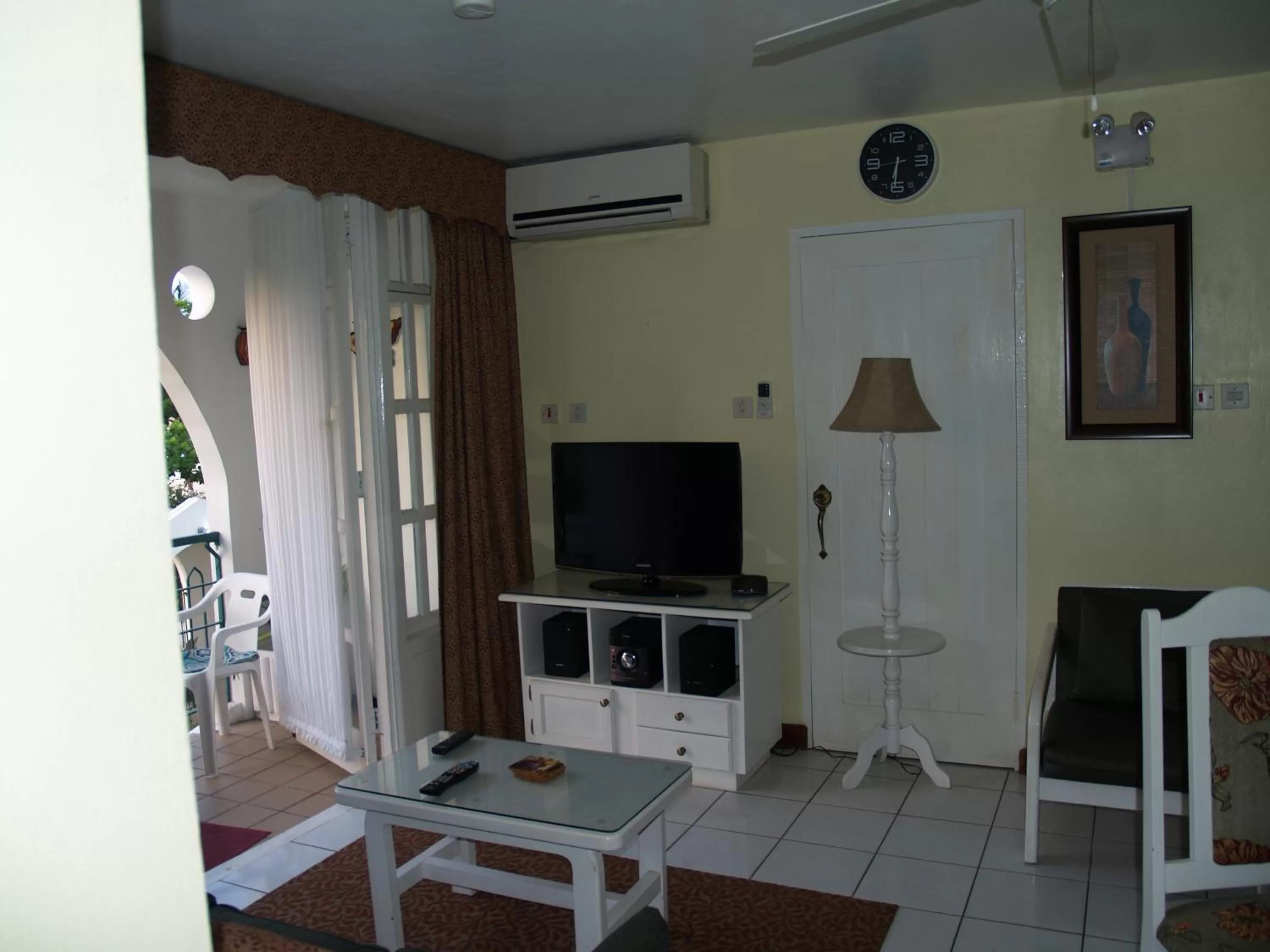 Living room, TV/Entertainment Center in Sandcastles Resort, Ocho Rios
