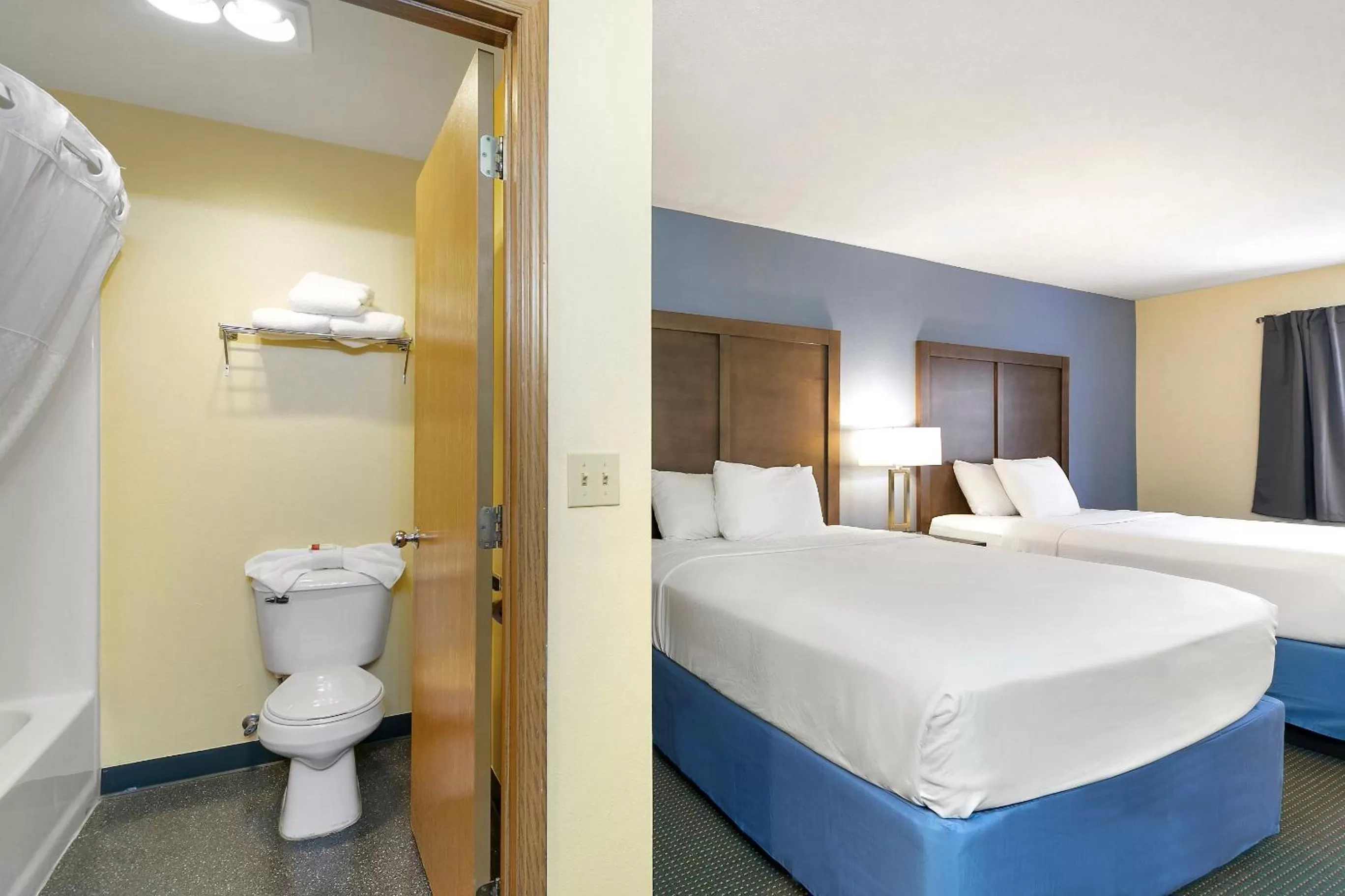 Toilet, Bed in Days Inn by Wyndham Ellensburg