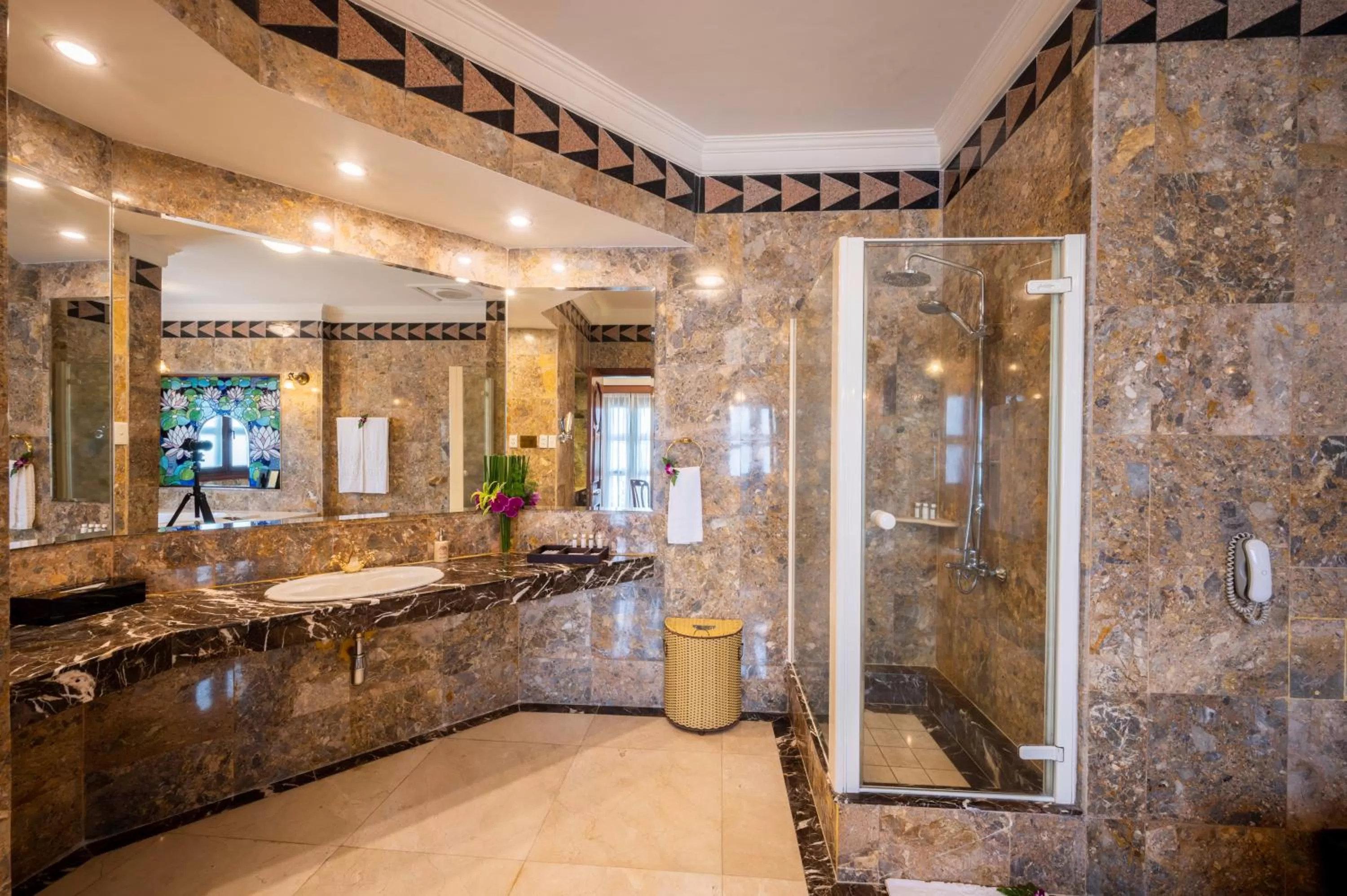 Shower in Hotel Majestic Saigon