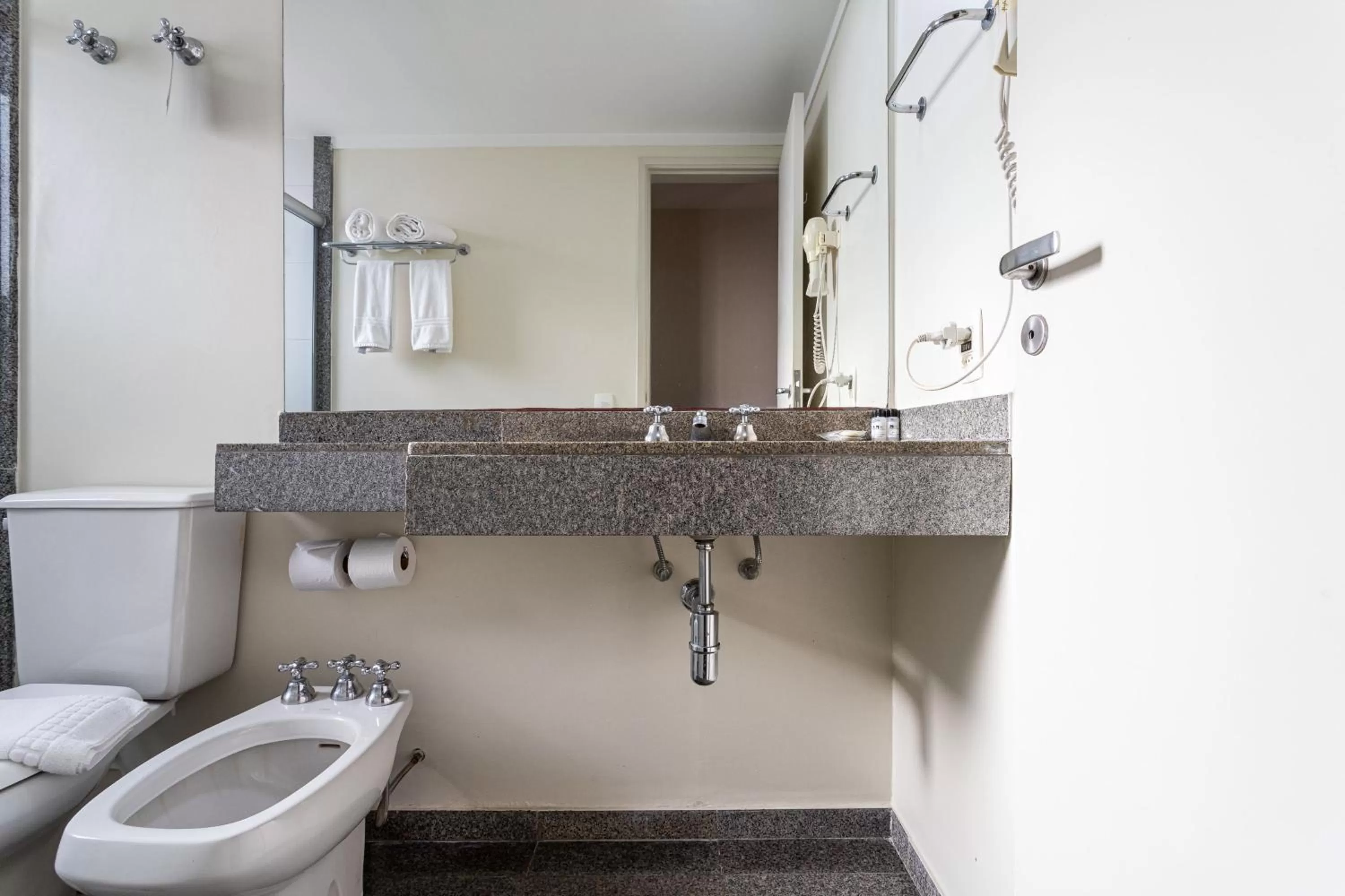 Toilet in H4 Hotel Opera Jardins