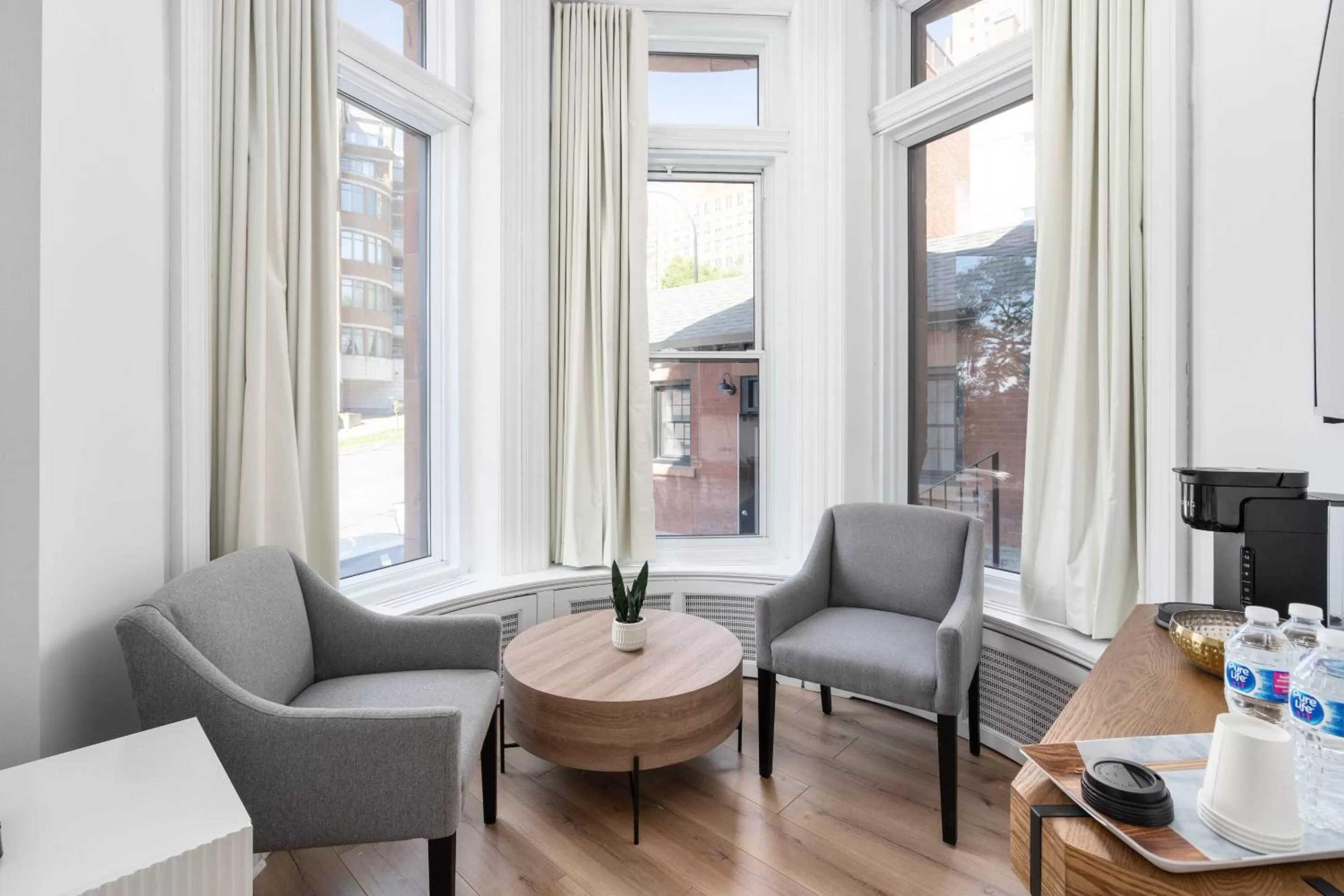 Seating Area in Le Penfield Par Nomade MTL