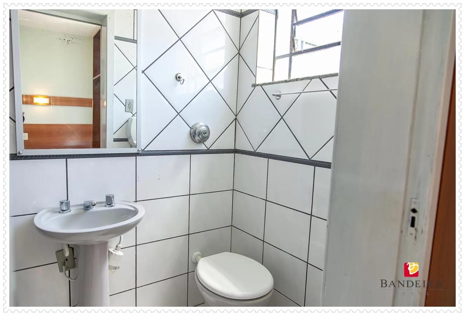 Shower, Bathroom in Bandeira Hotel