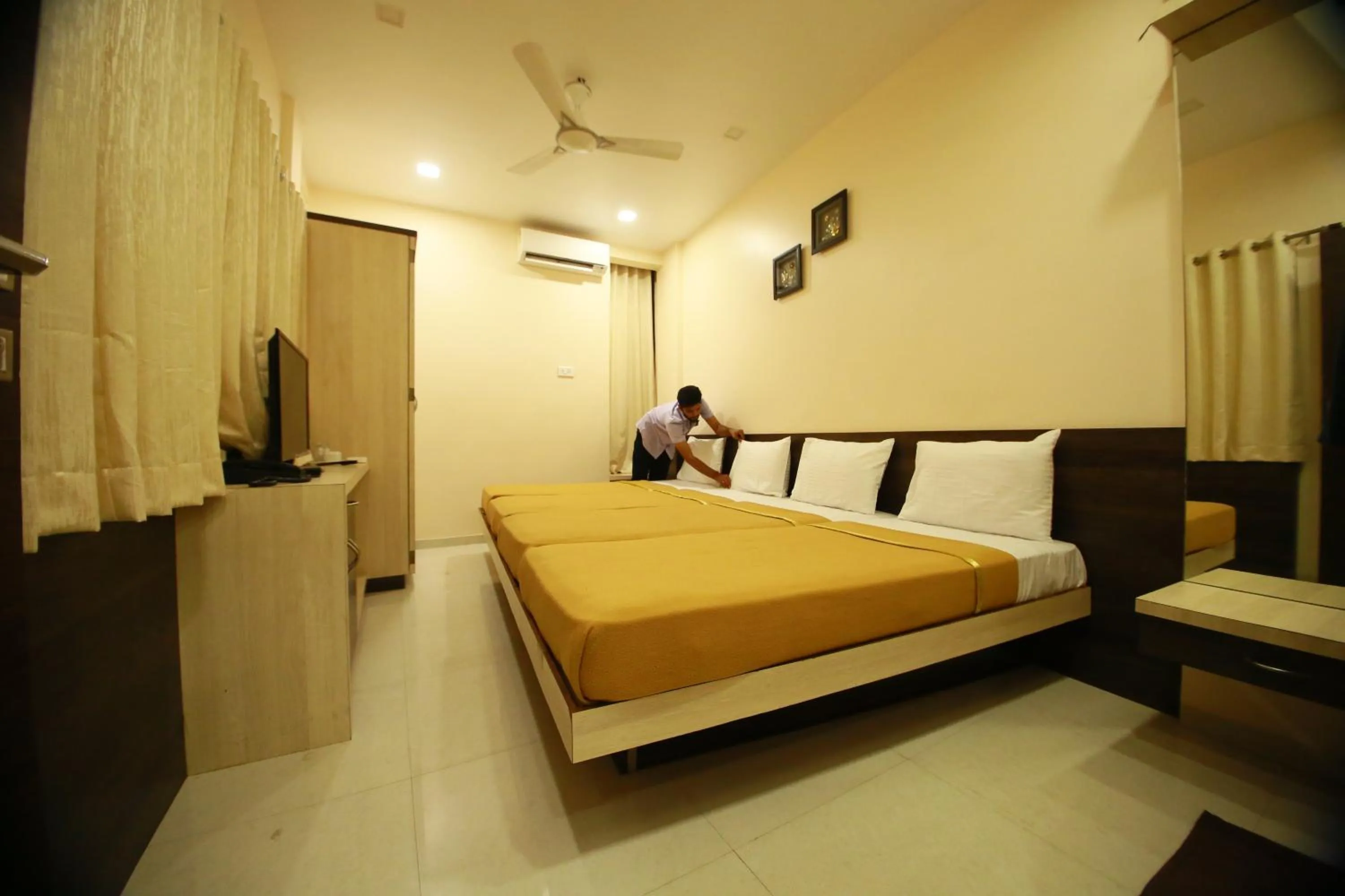 Bed in Hotel Madhuri Executive