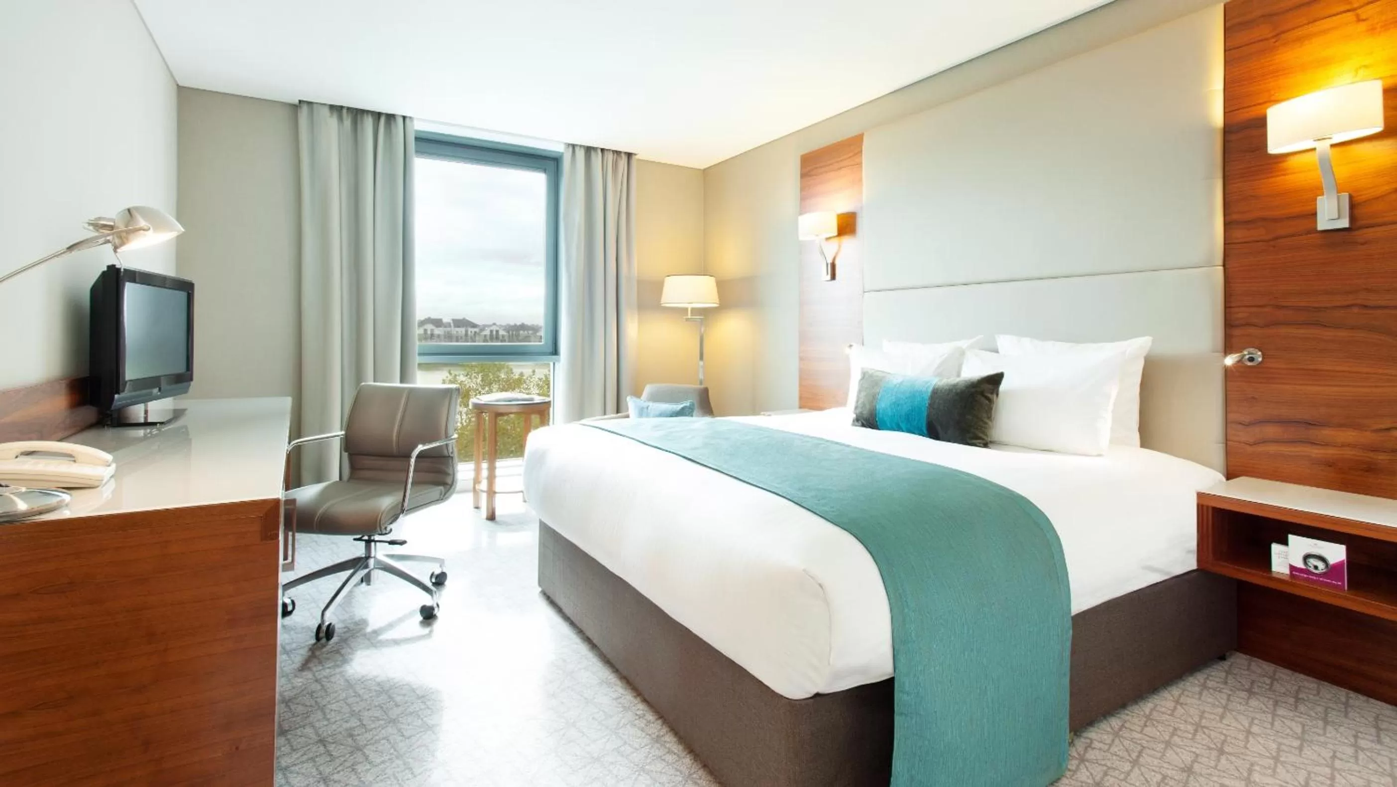Photo of the whole room, Bed in Crowne Plaza London - Docklands by IHG