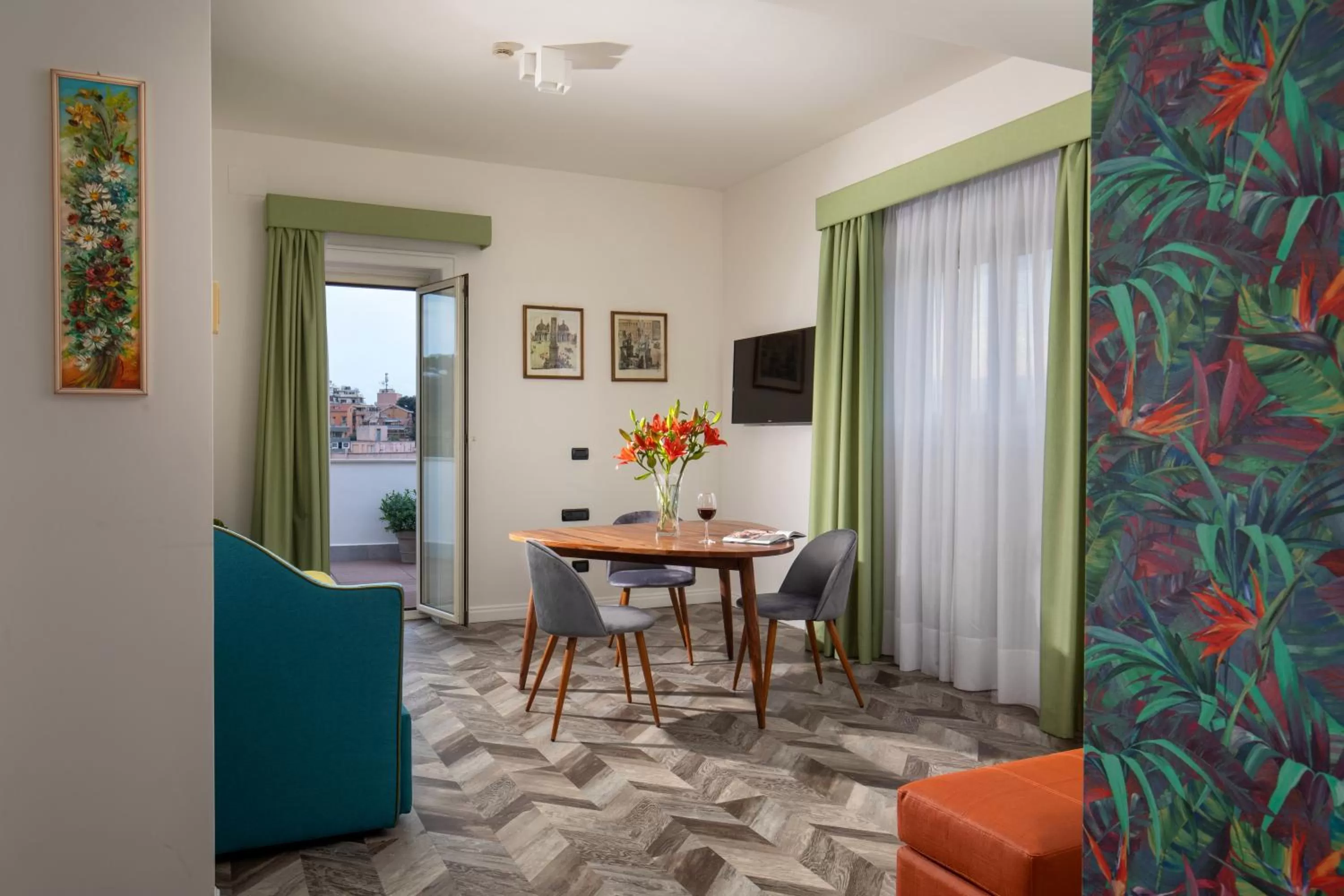 Communal lounge/ TV room in Bloom Hotel Rome