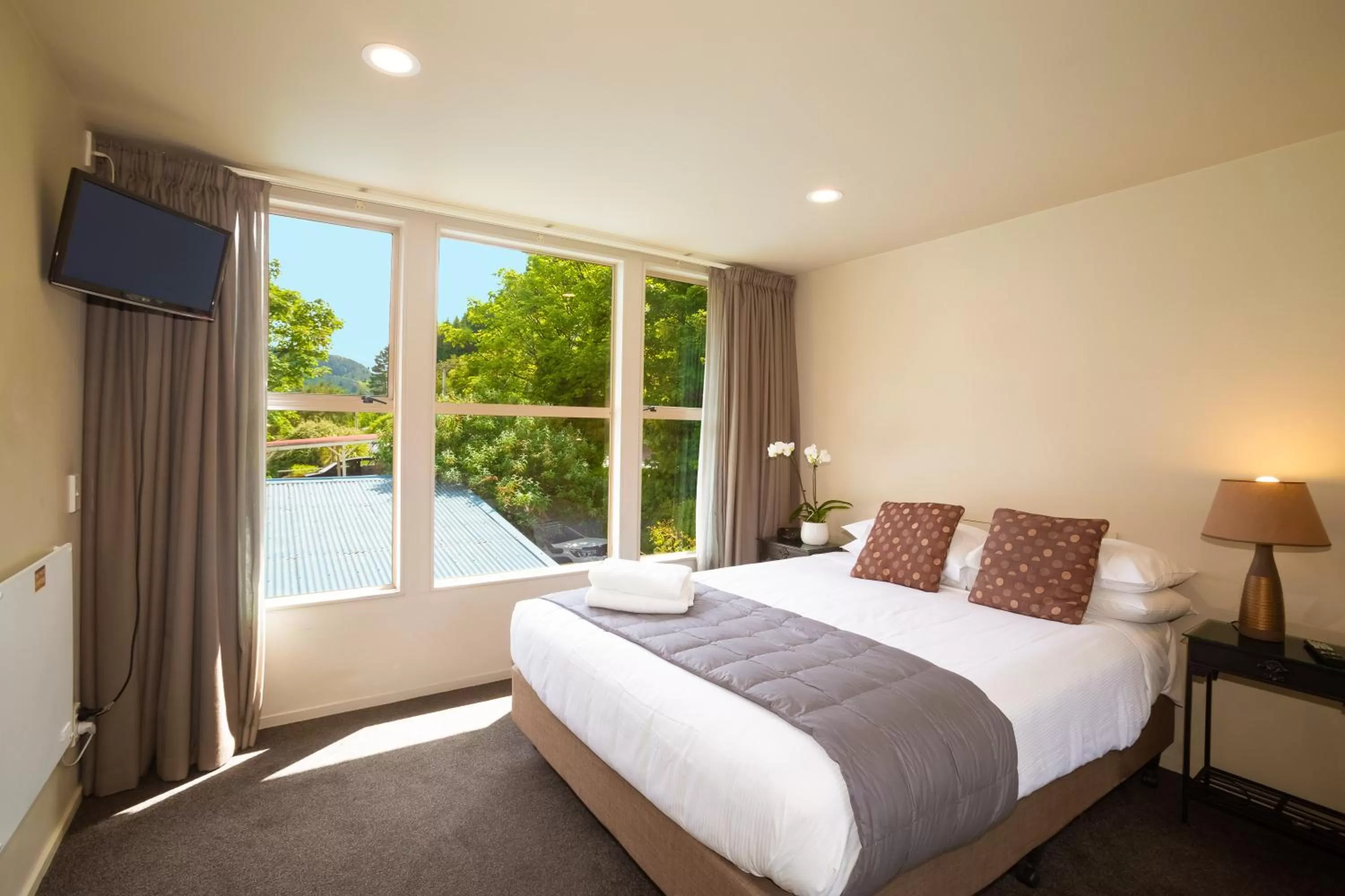Bedroom, Bed in Cranbury Court Apartments