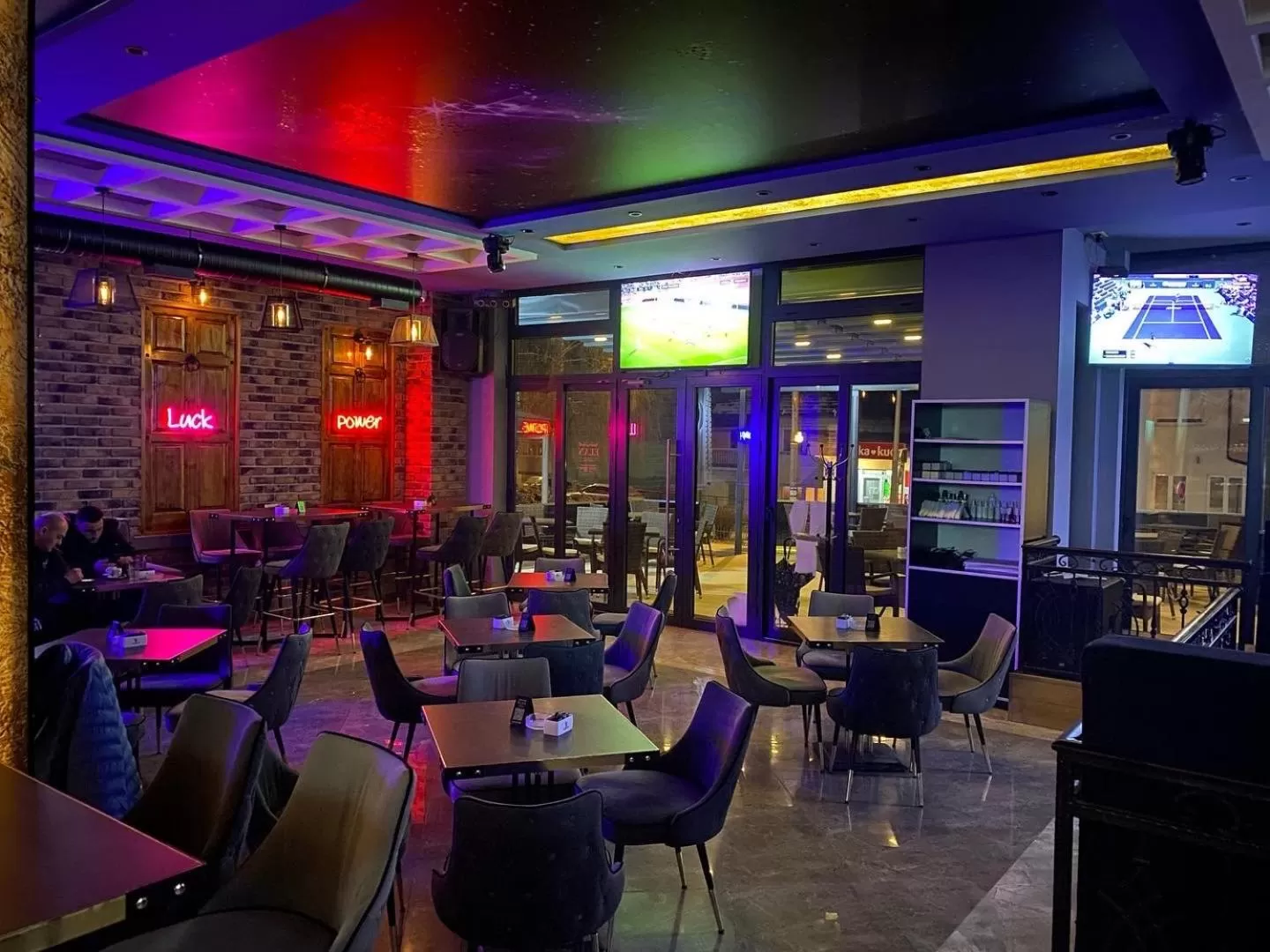 Restaurant/places to eat in Elan Luxury Apartments & Rooms