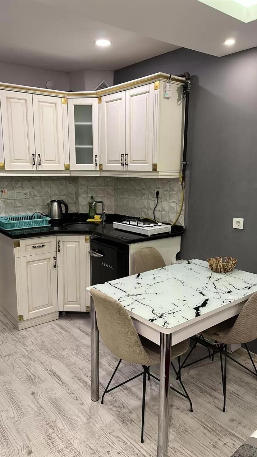 Kitchen/Kitchenette in Arat Apartments