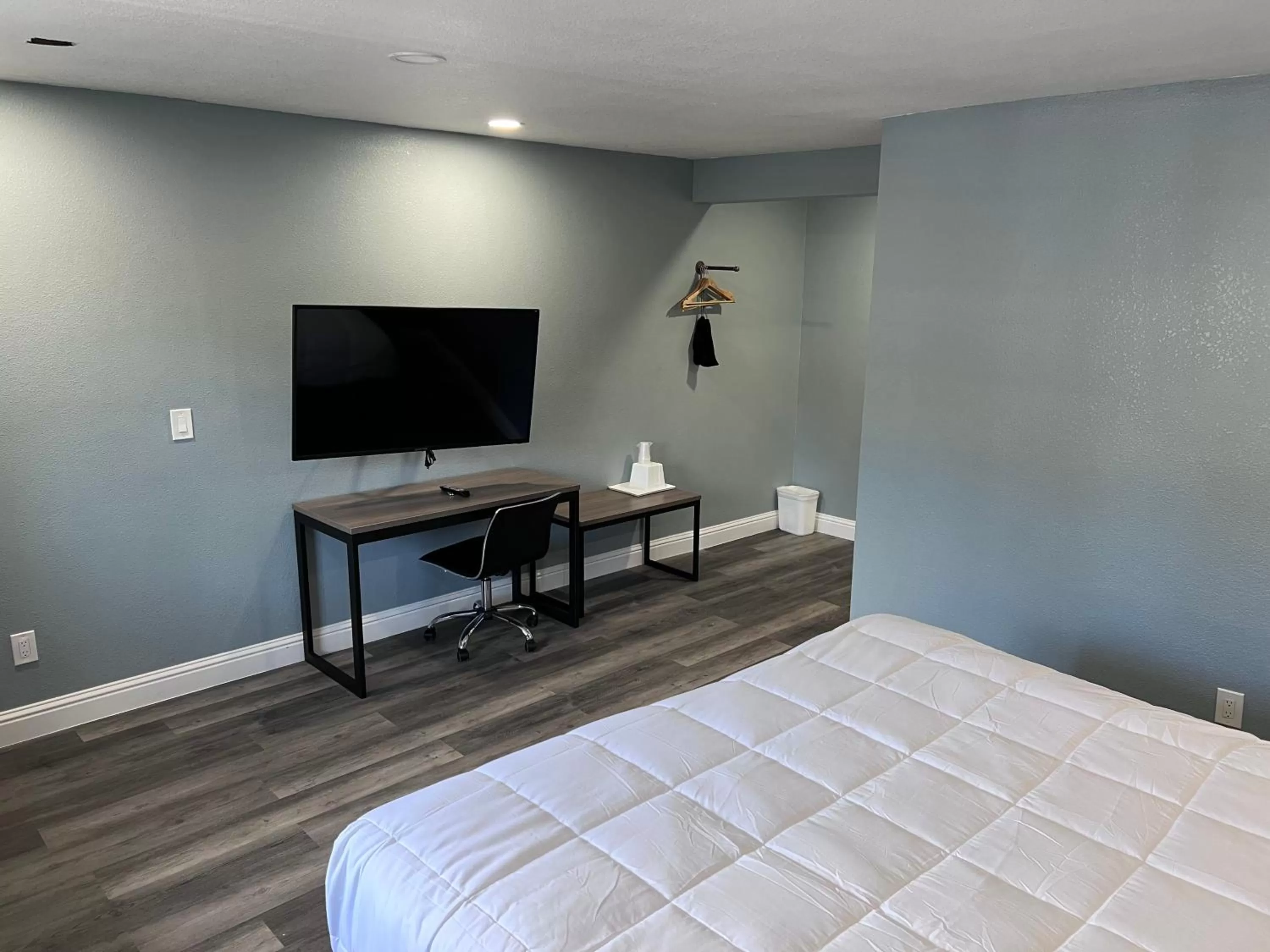 Communal lounge/ TV room, Bed in Surf City Inn & Suites