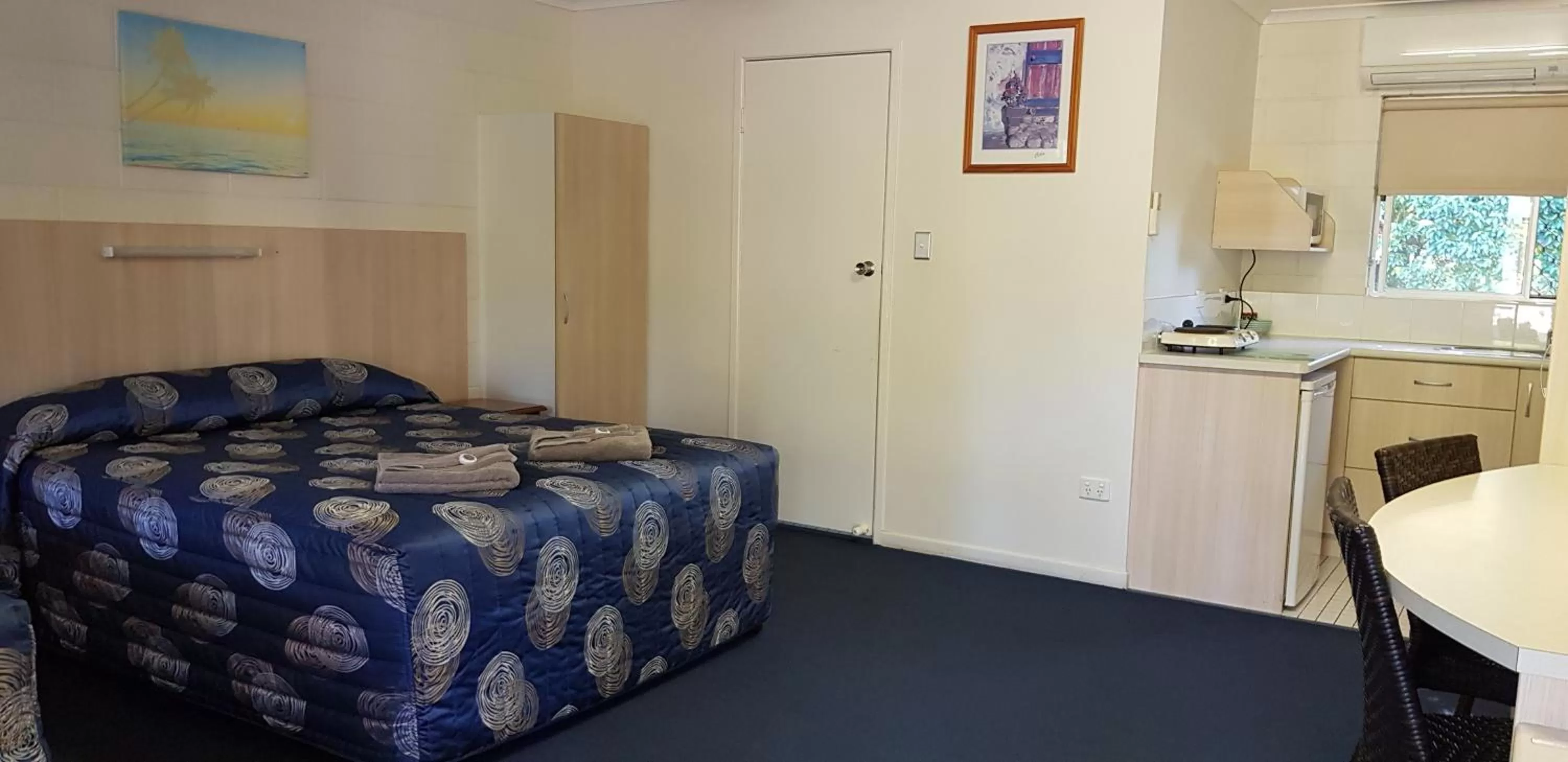 Photo of the whole room, Bed in Mango Tree Motel