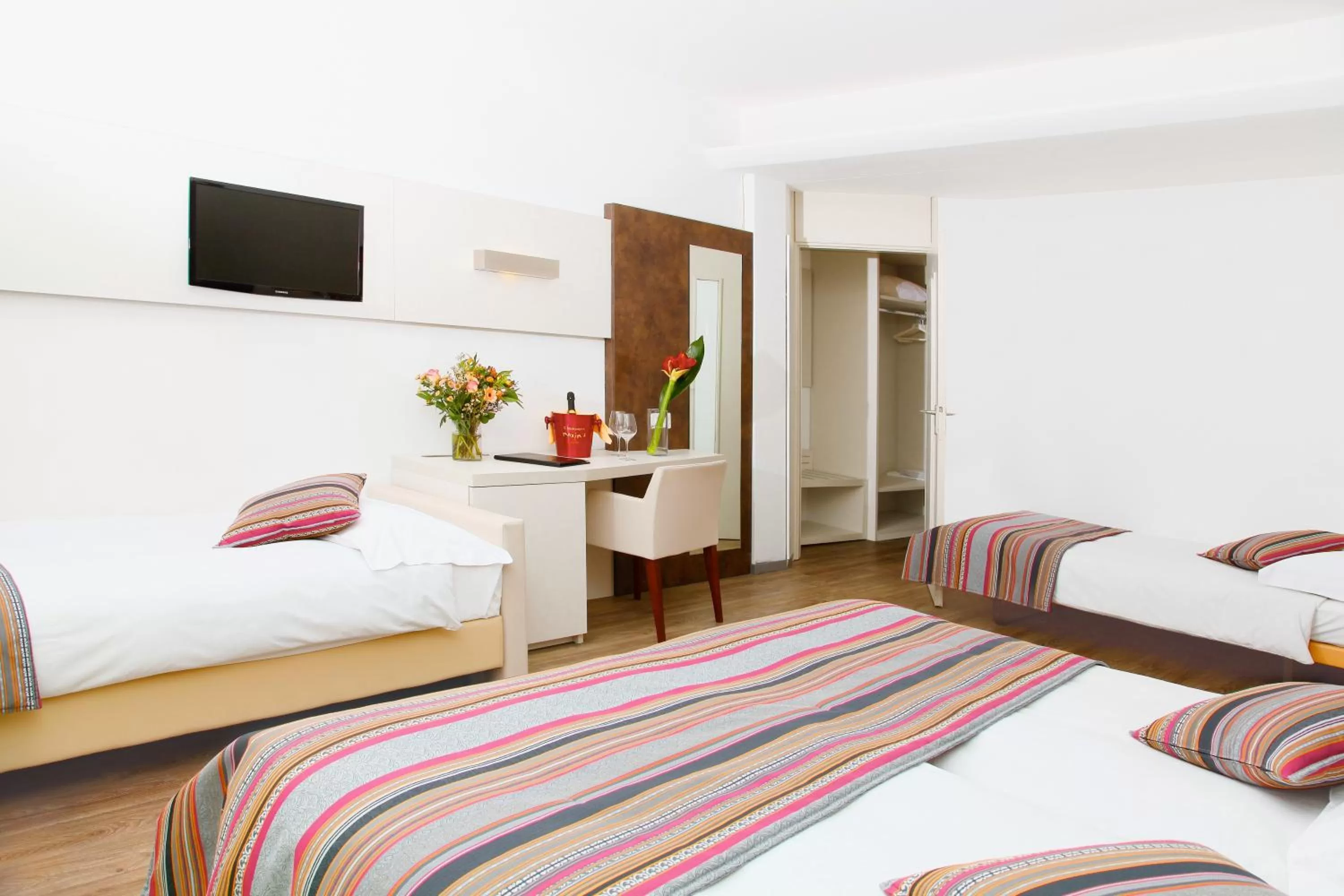 Photo of the whole room, Bed in Colorado Hotel