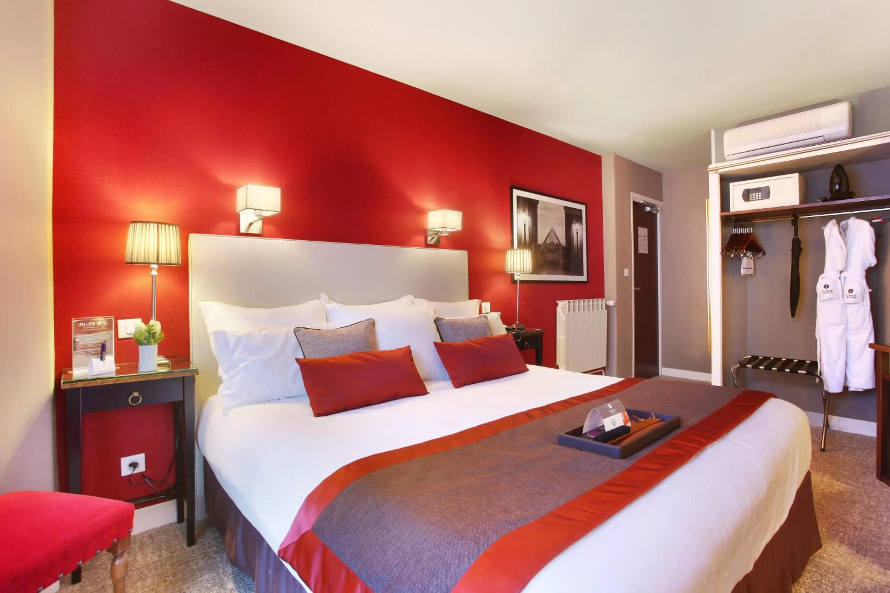 Bedroom, Bed in Hotel Trianon Rive Gauche