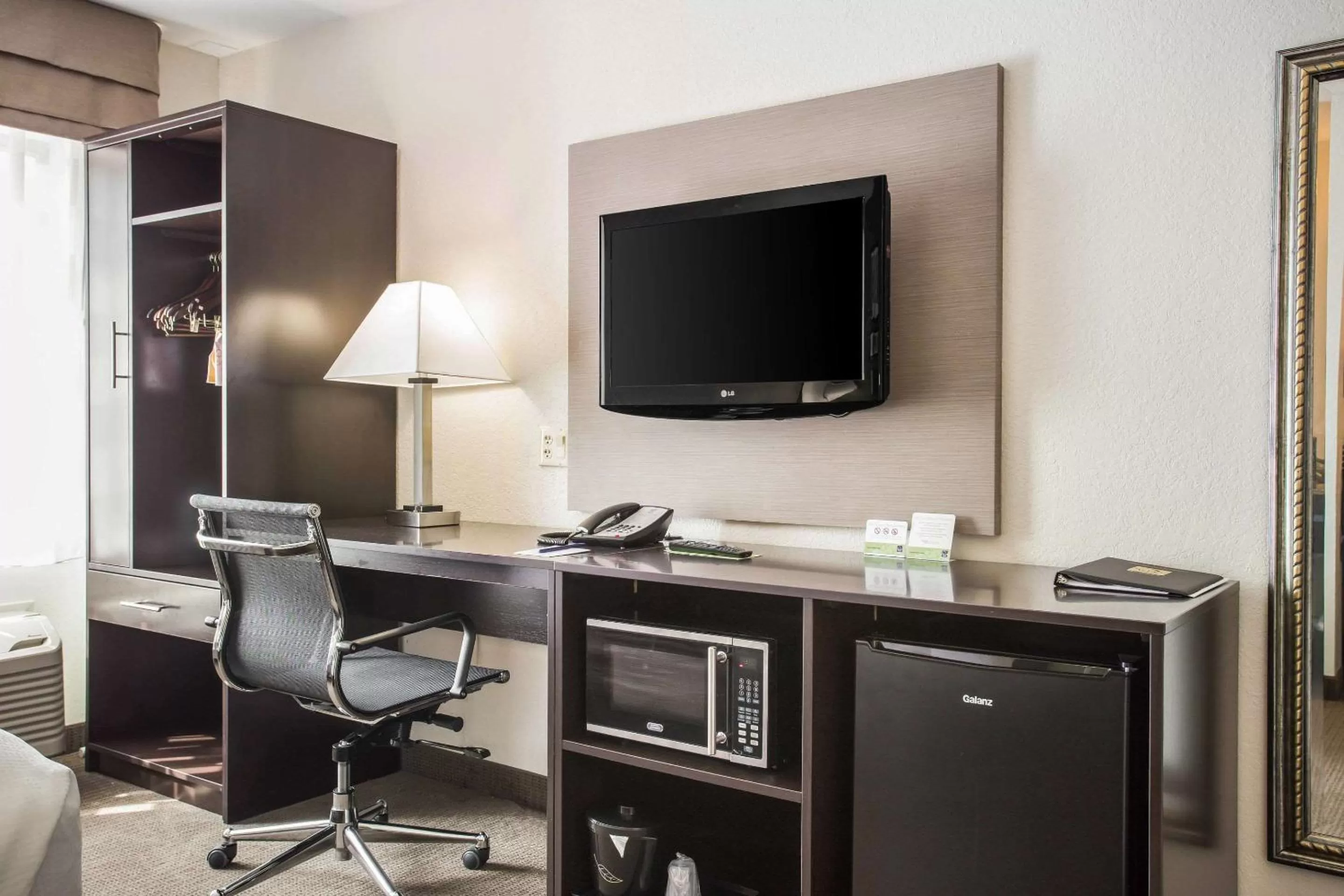 Photo of the whole room in Sleep Inn Kansas City International Airport