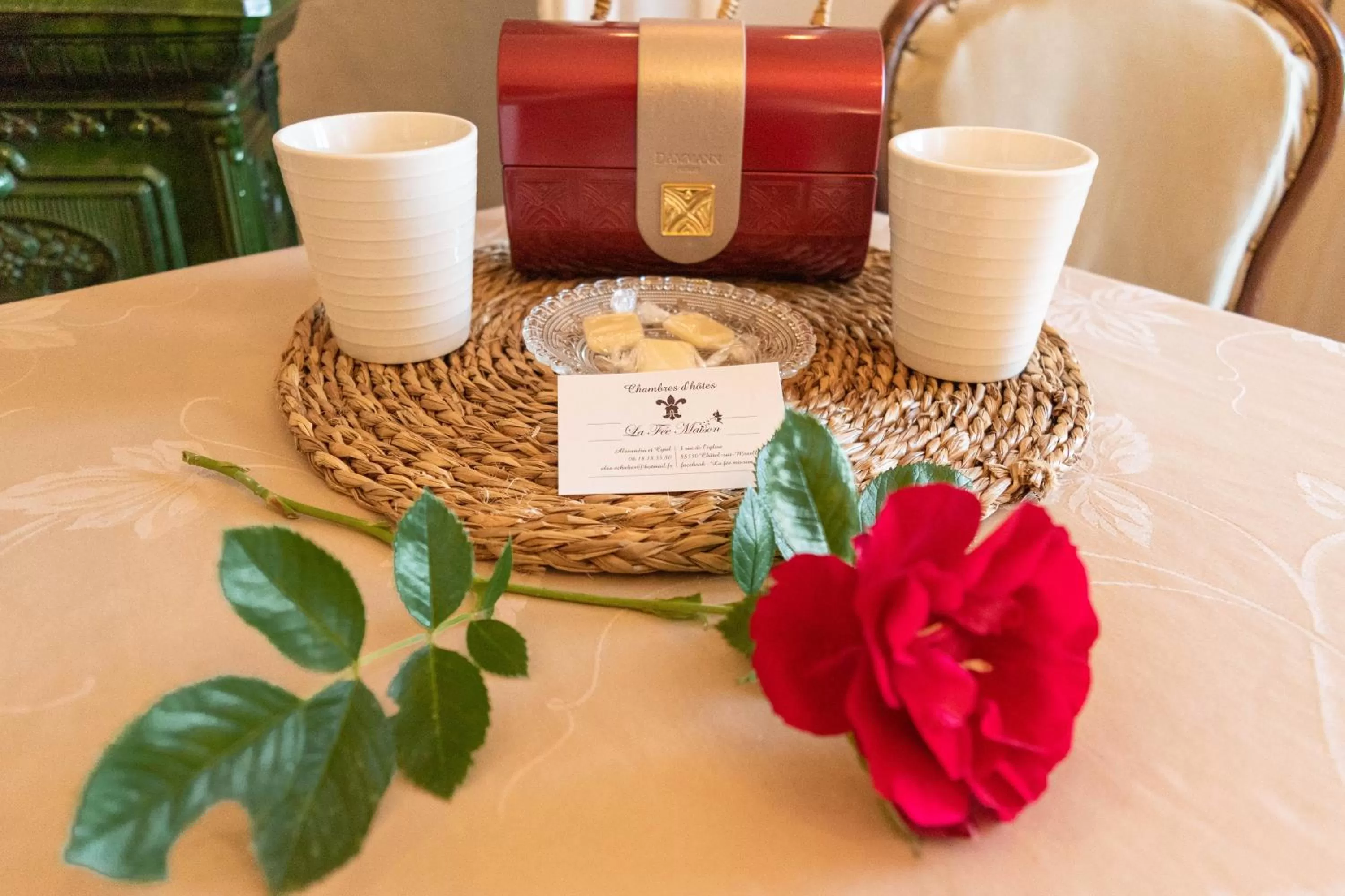 Coffee/tea facilities in La Fée Maison