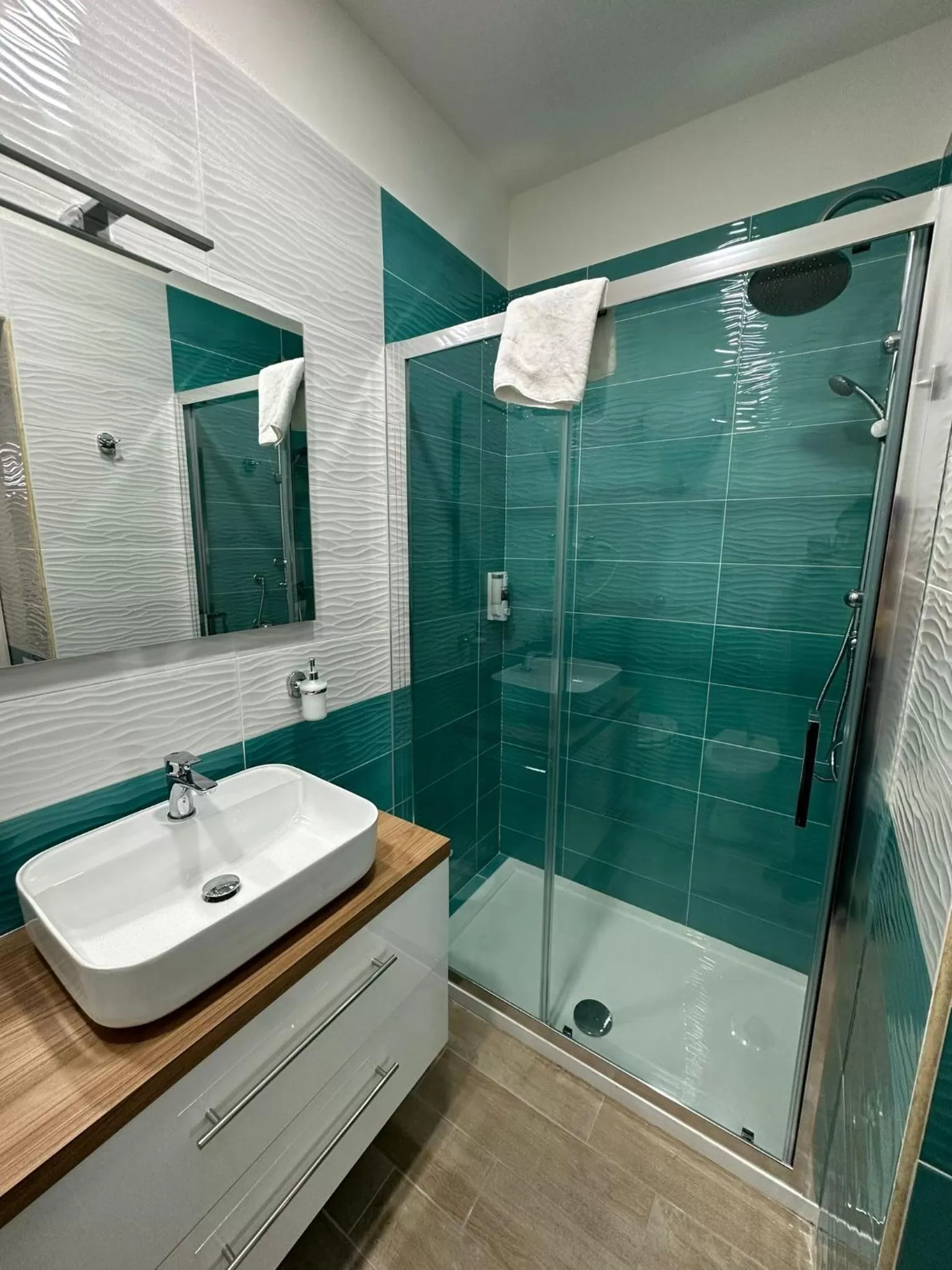 Shower, Bathroom in Napoli Centro - La Casa Di Sasà