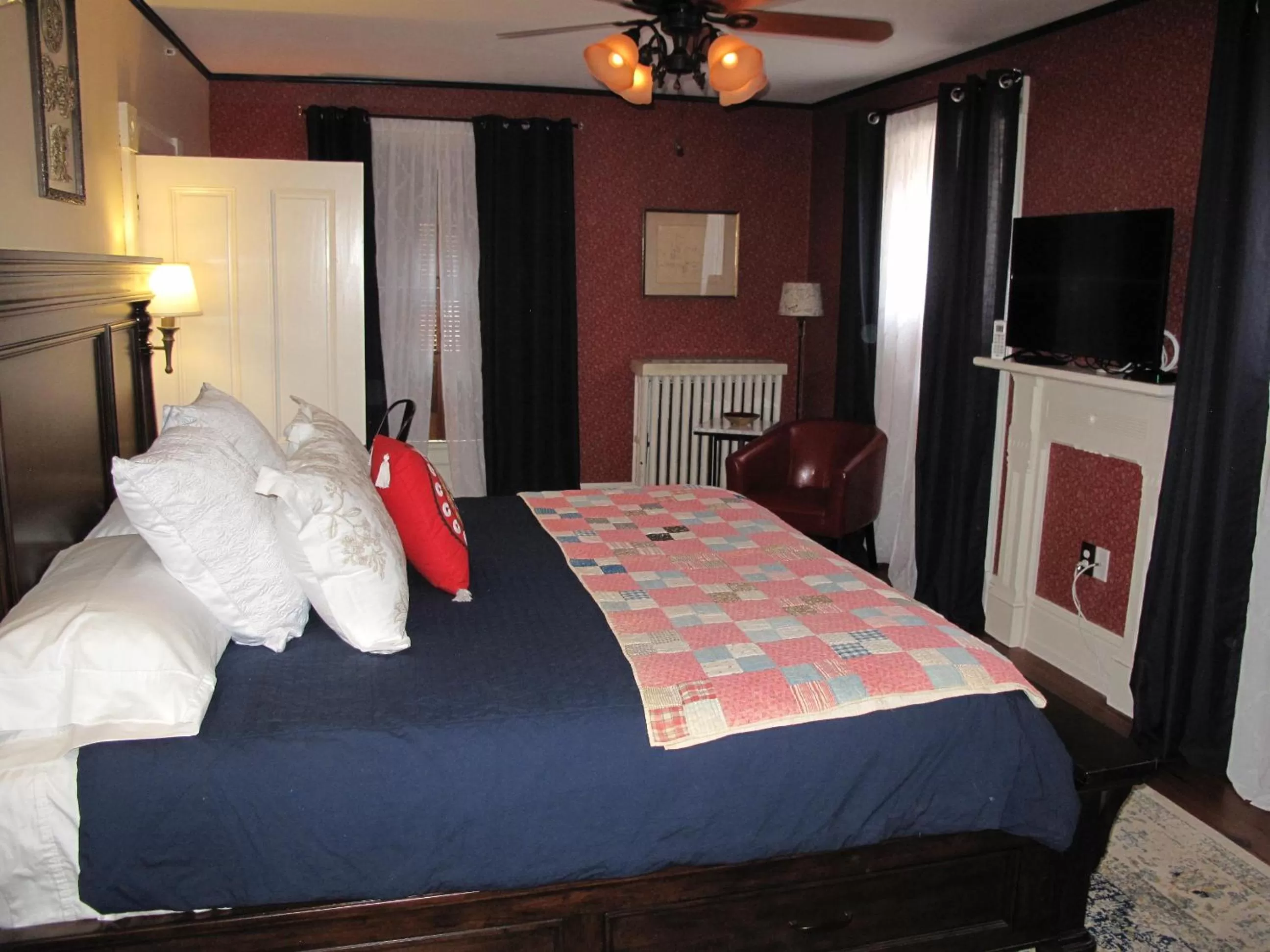 Photo of the whole room, Bed in Georges on York B&B