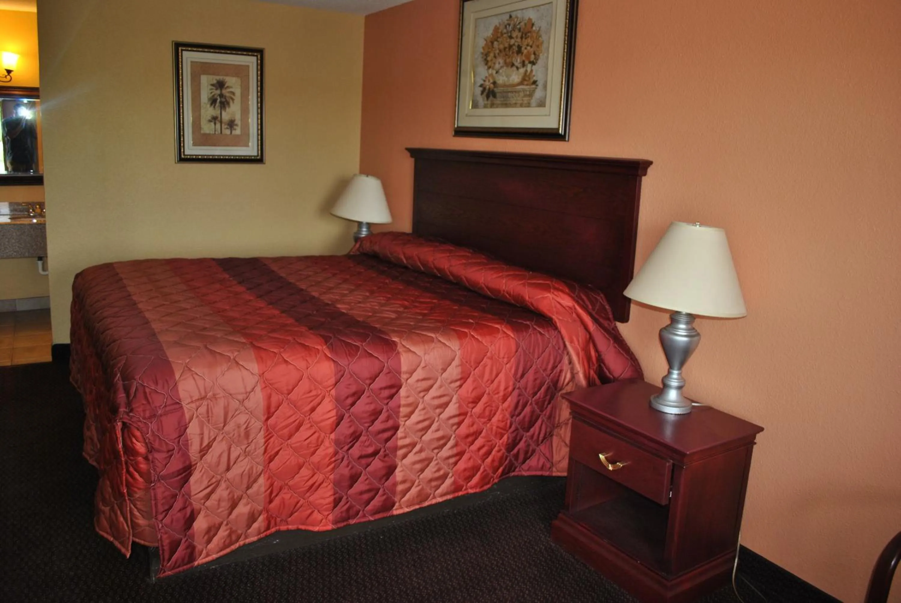 Bed in Executive Inn Brookshire