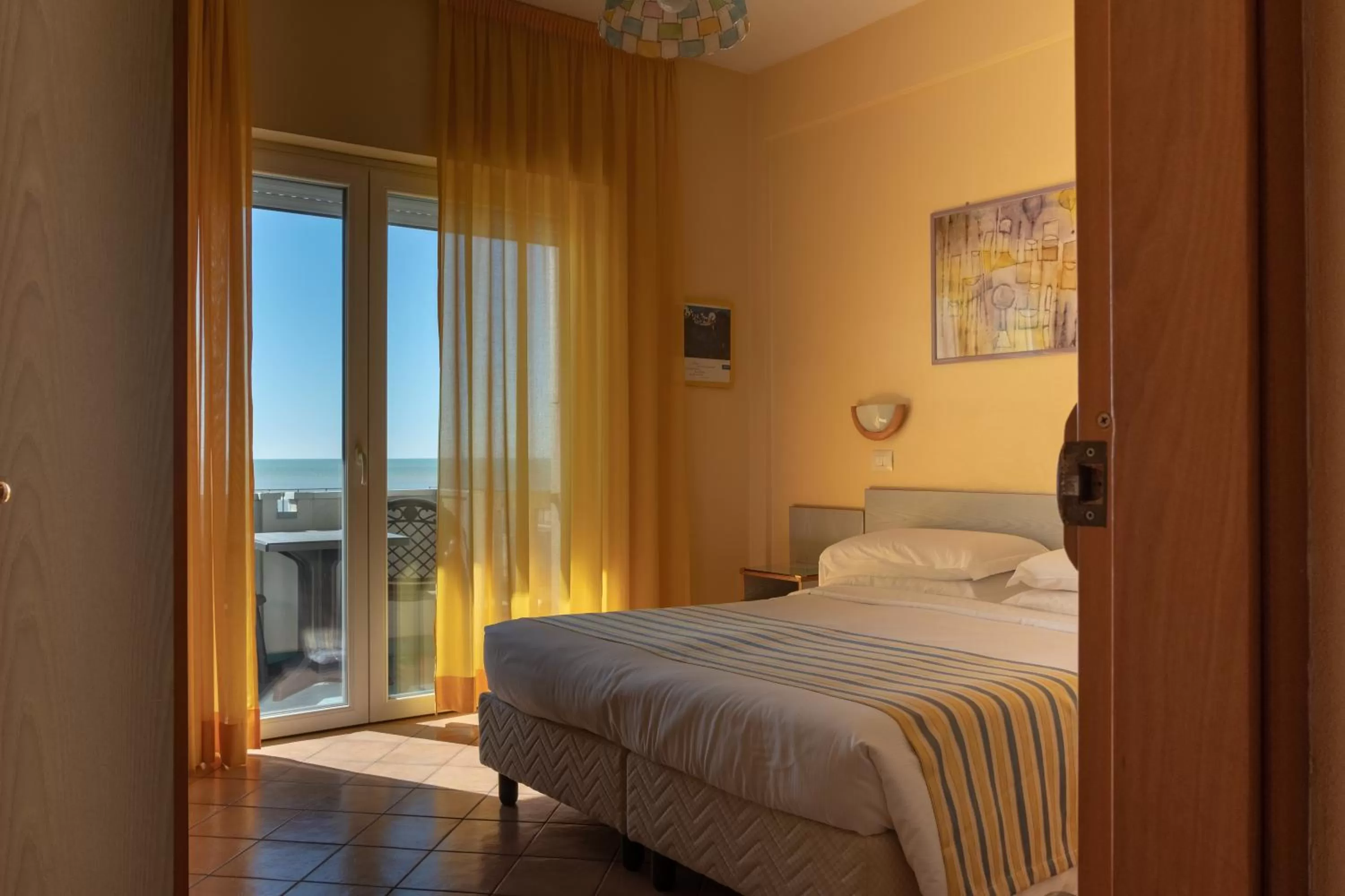 Balcony/Terrace, Bed in Hotel Ping Pong