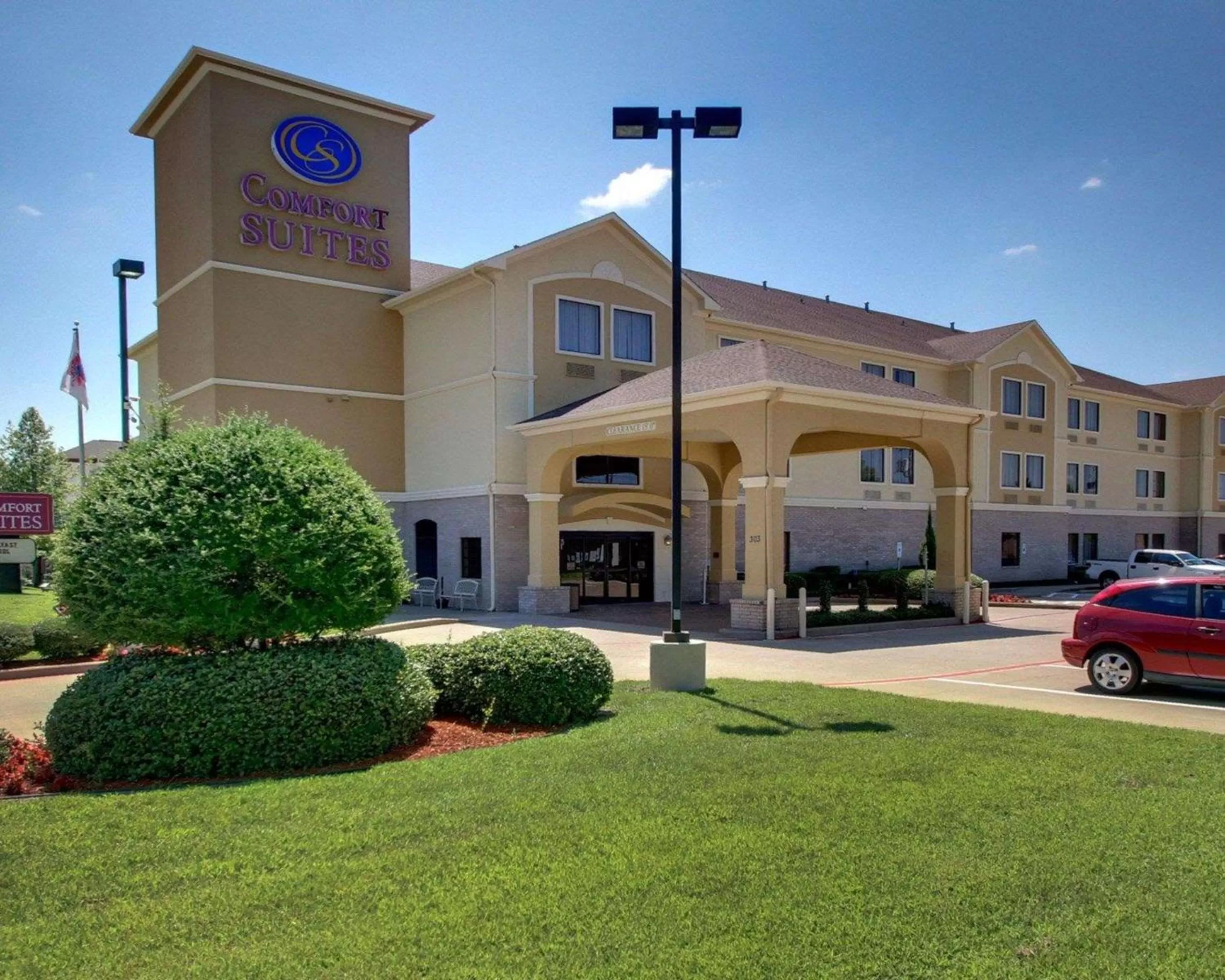 Property building in Comfort Suites Tyler South
