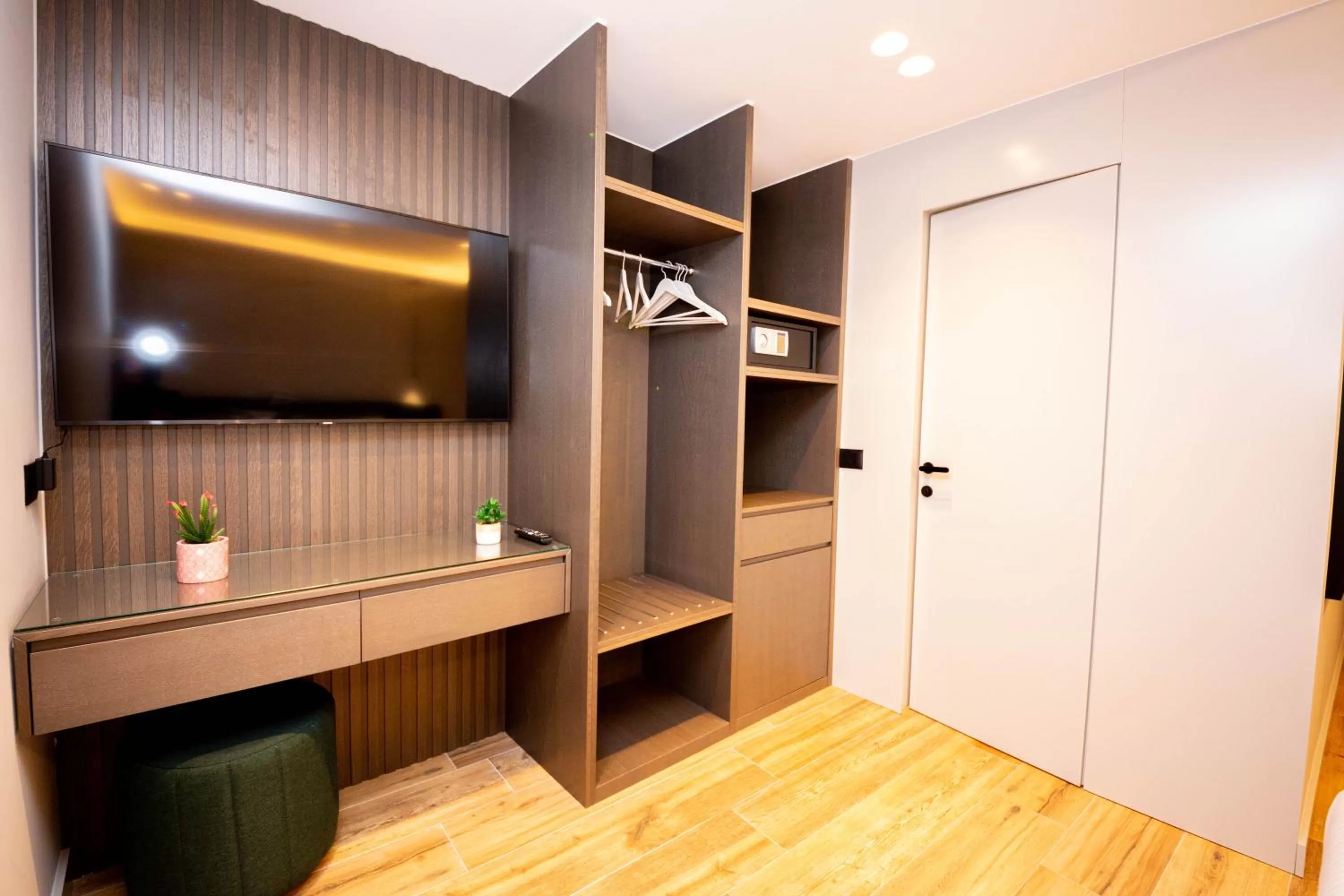 TV and multimedia, TV/Entertainment Center in Hotel Lili-1