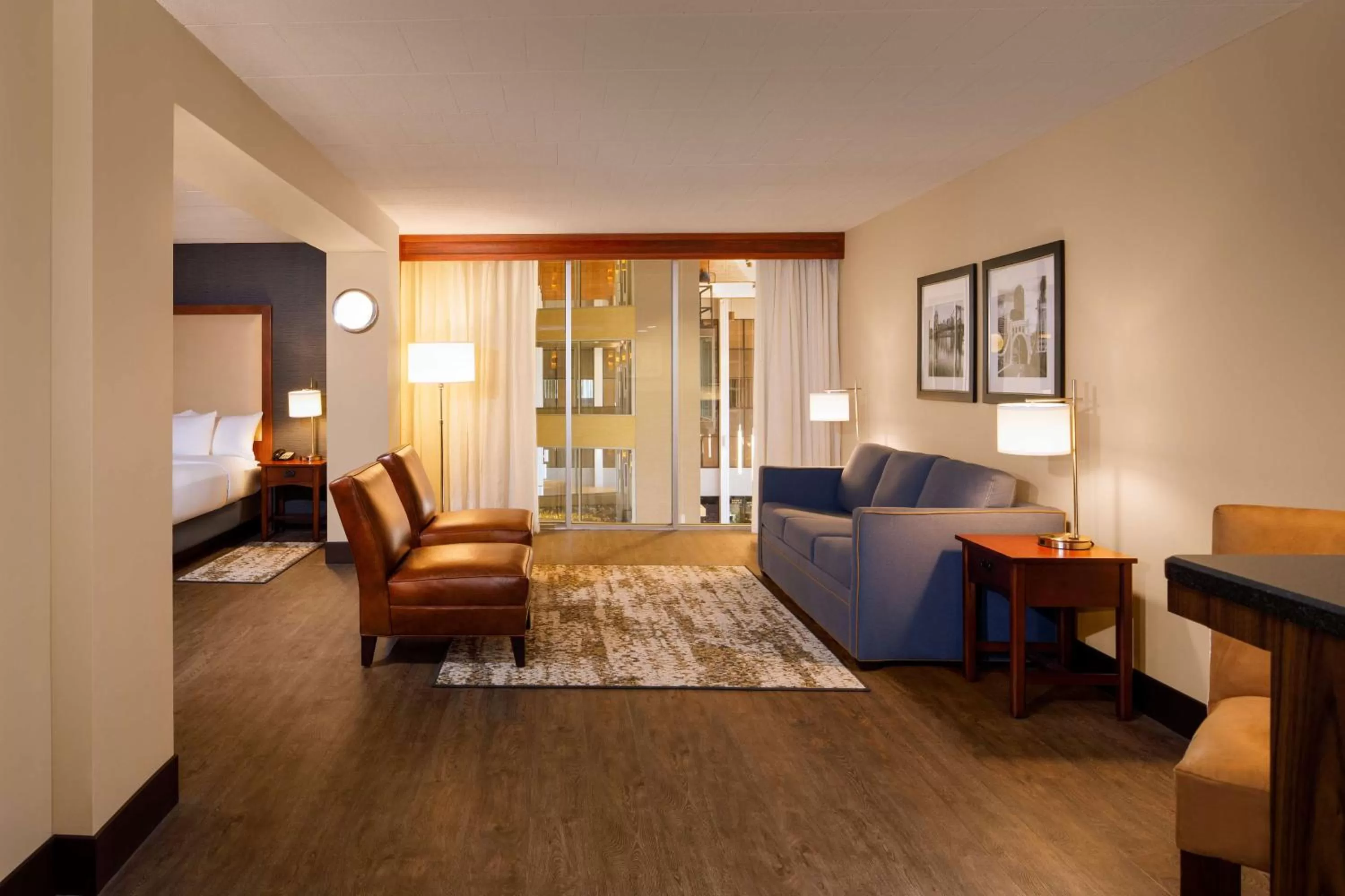 Living room in DoubleTree by Hilton Pittsburgh - Cranberry