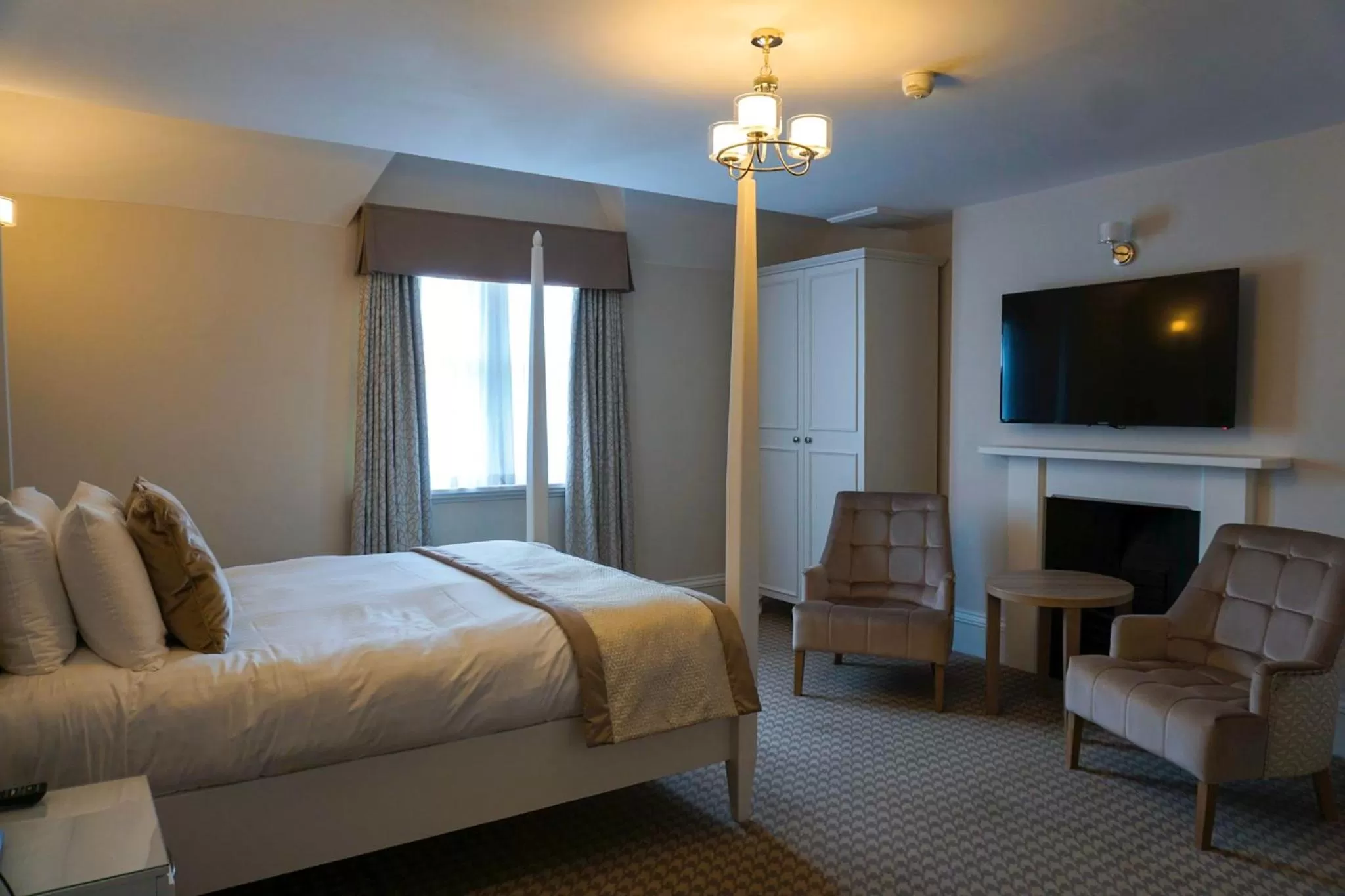 Bed, TV/Entertainment Center in Wroxall Abbey Hotel