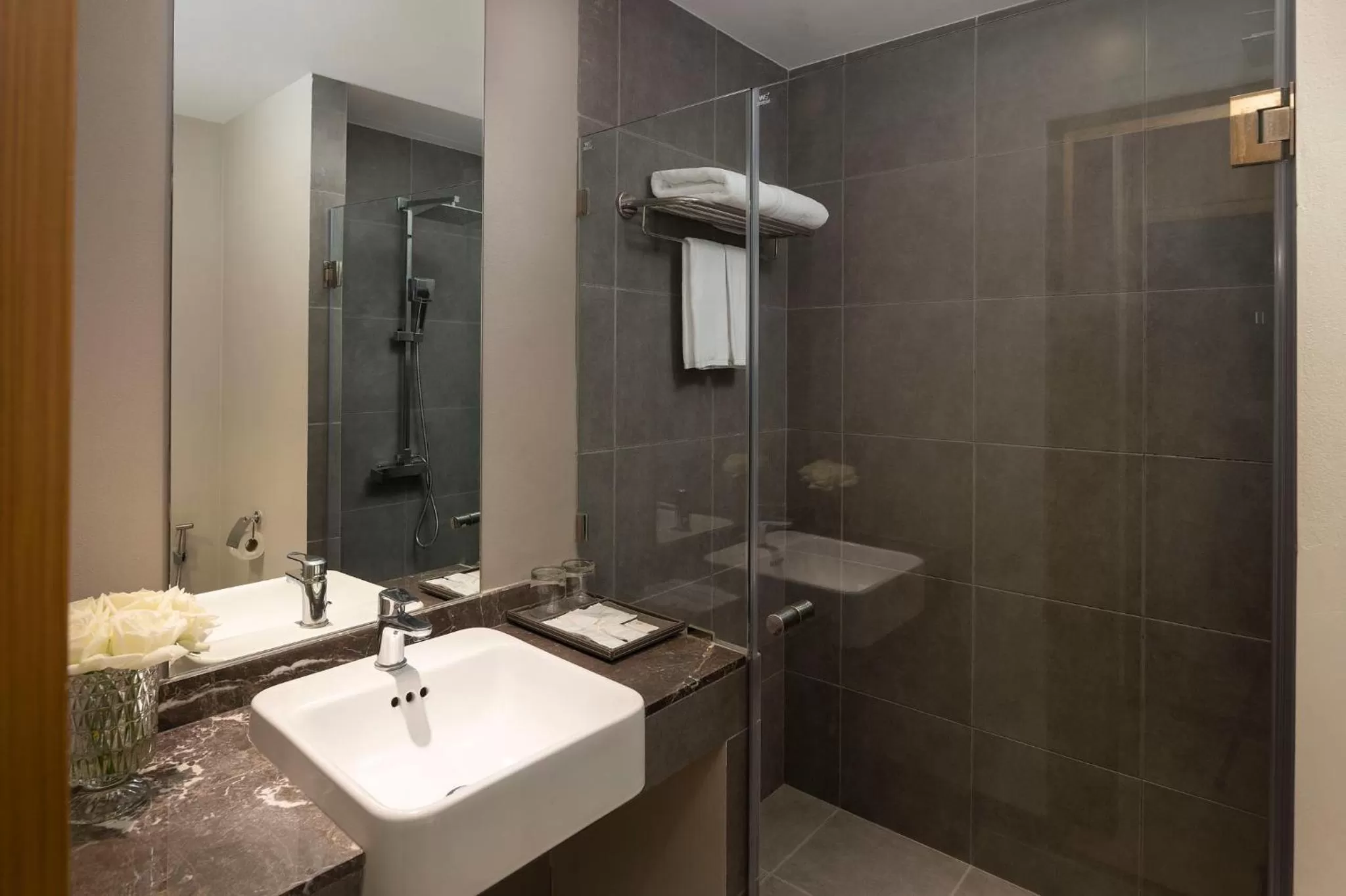 Shower in Canalis Suvarnabhumi Airport Hotel