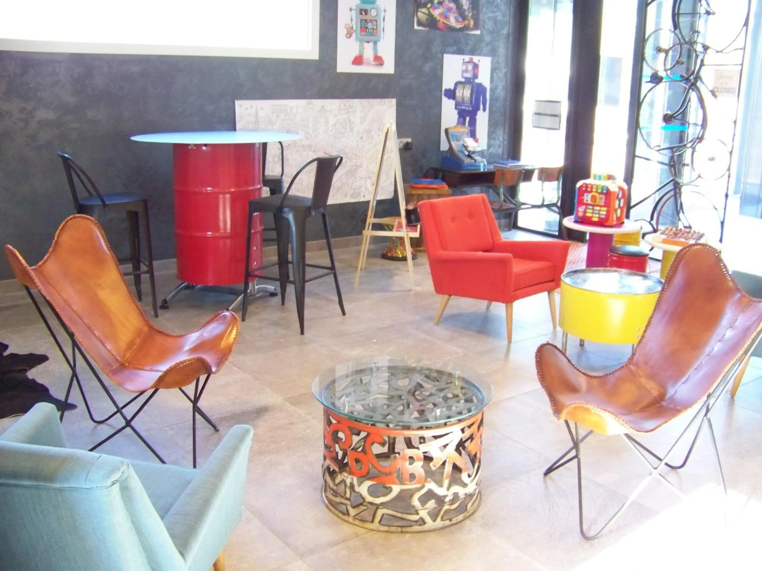 Communal lounge/ TV room in ibis Styles Vierzon