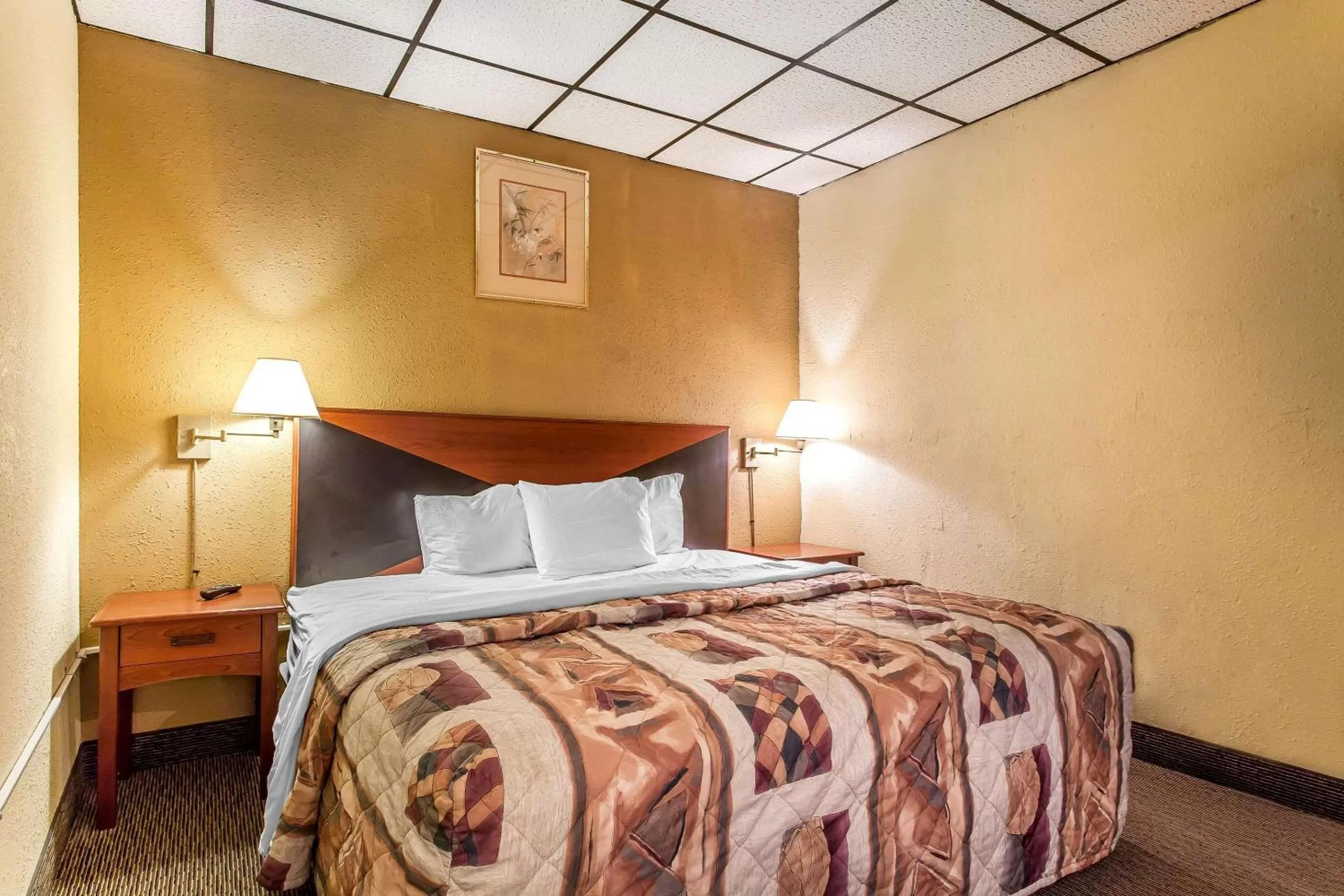 Photo of the whole room, Bed in Rodeway Inn Sandusky North