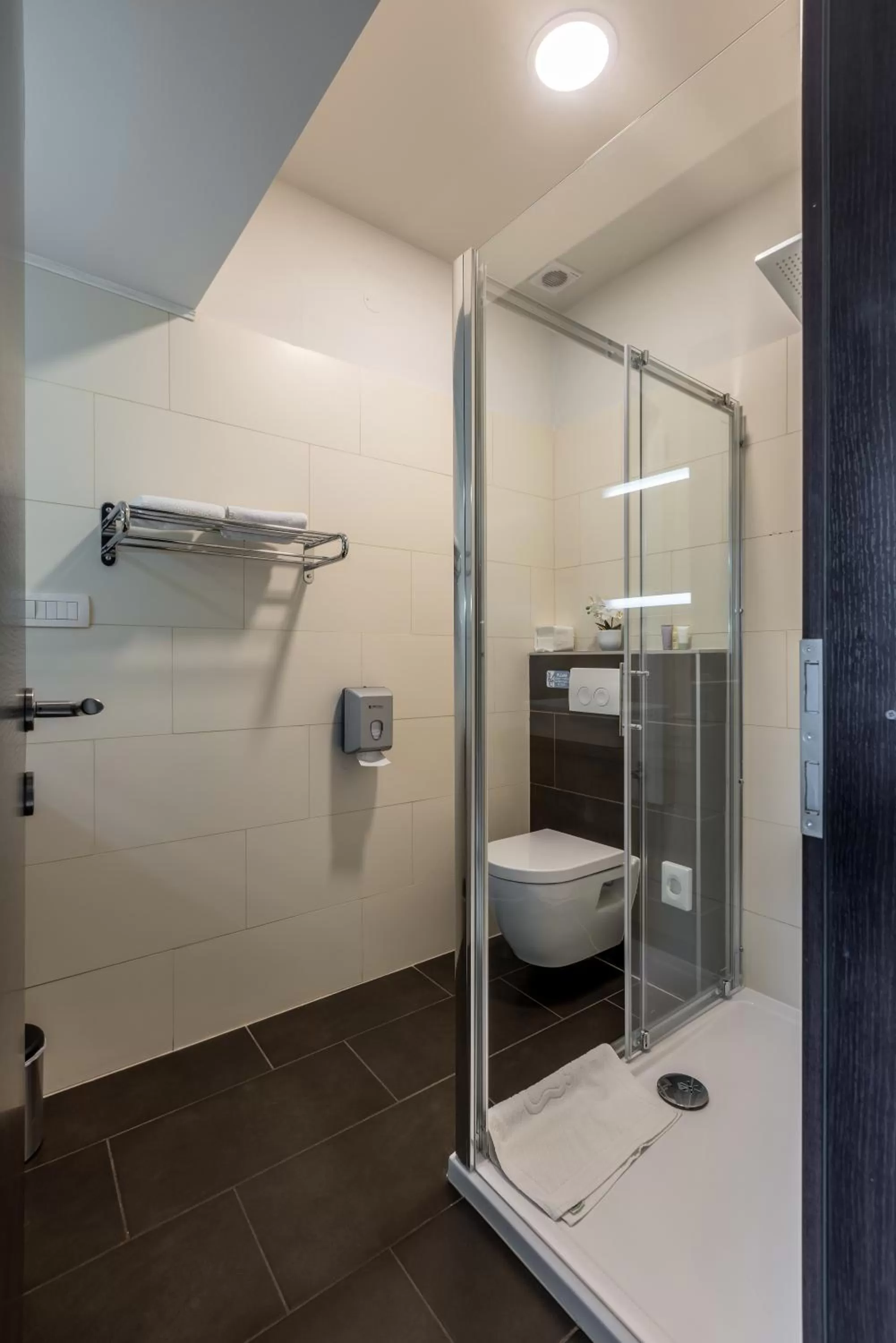 Shower in Leonis Restaurant & Rooms