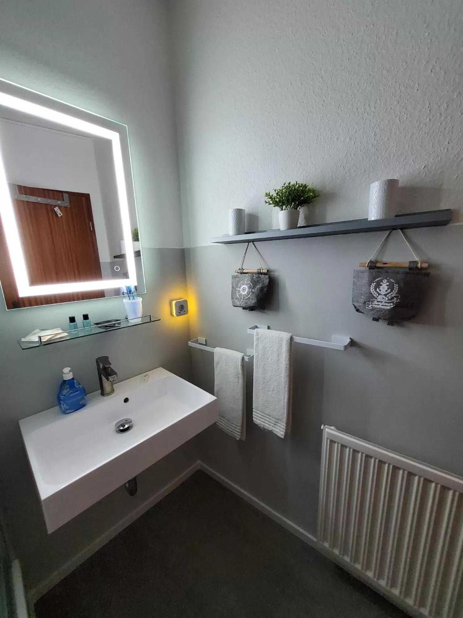 Toilet in Hotel Seeblick am Sankelmarker See - Natur und Erholung