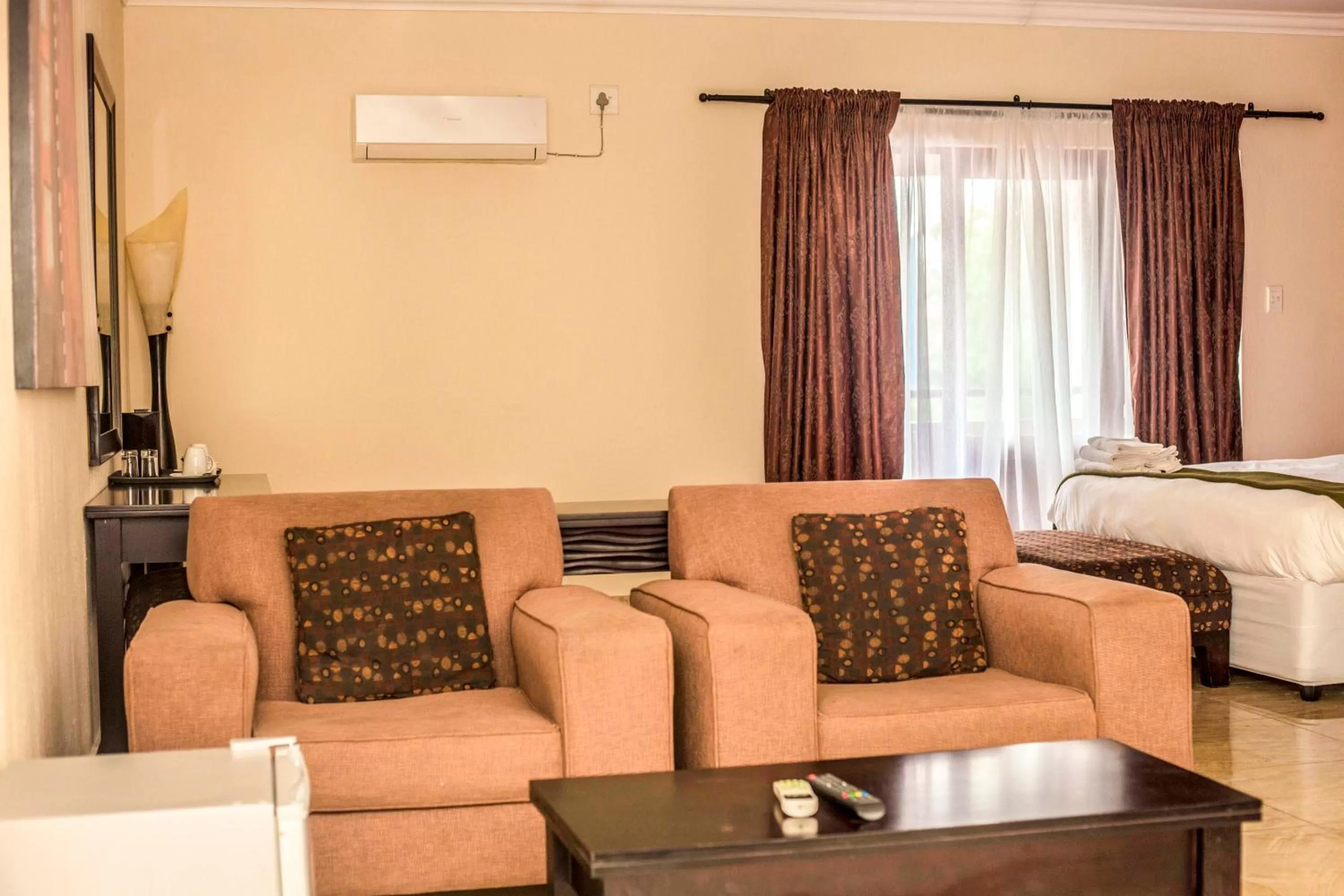 air conditioner, Bed in Coyotes Hotel & Conference Centre