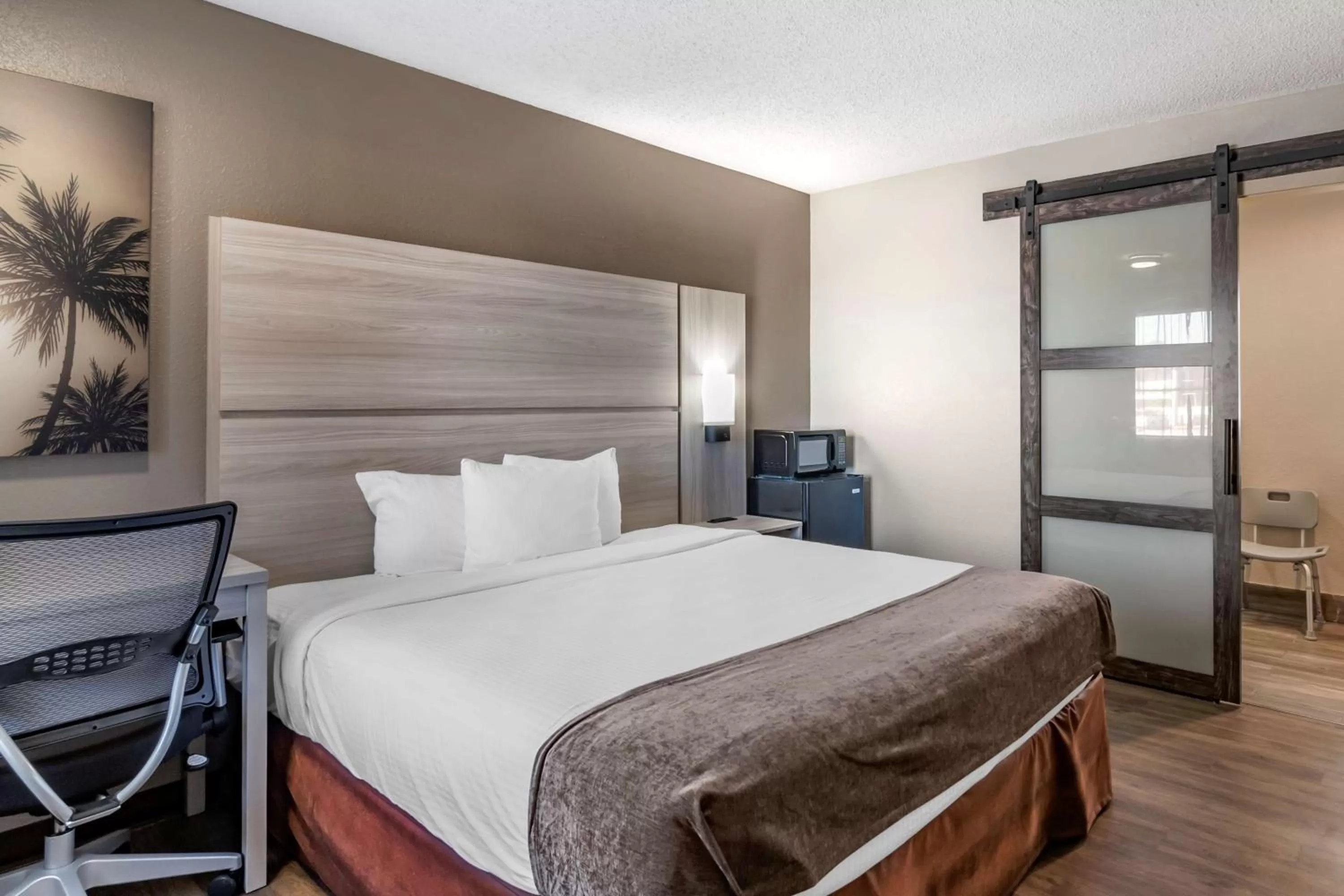 King Room with Bath Tub - Mobility Accessible/Non-Smoking in Best Western The Oasis at Joplin