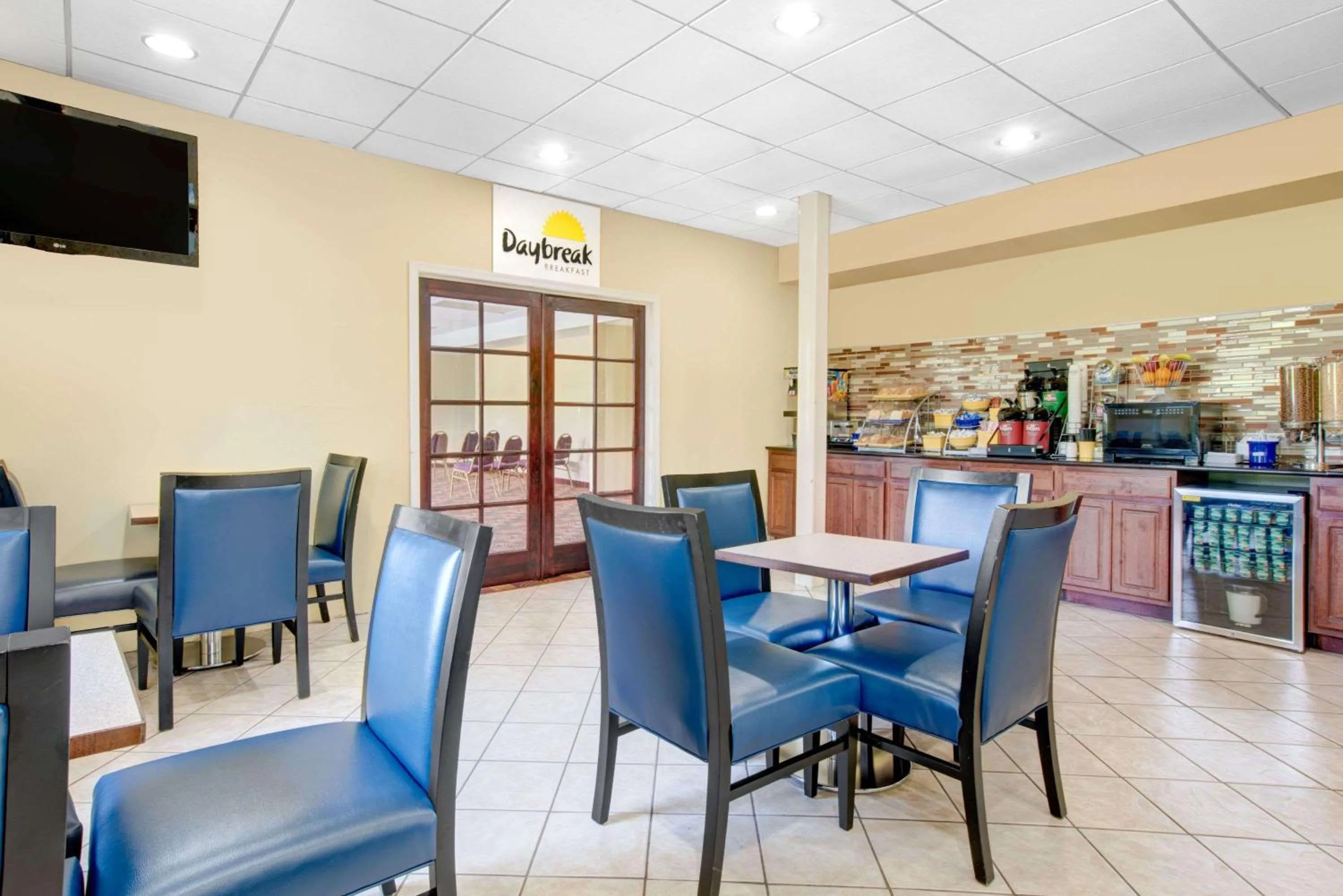 Restaurant/places to eat in Express Inn Harrisburg South New Cumberland