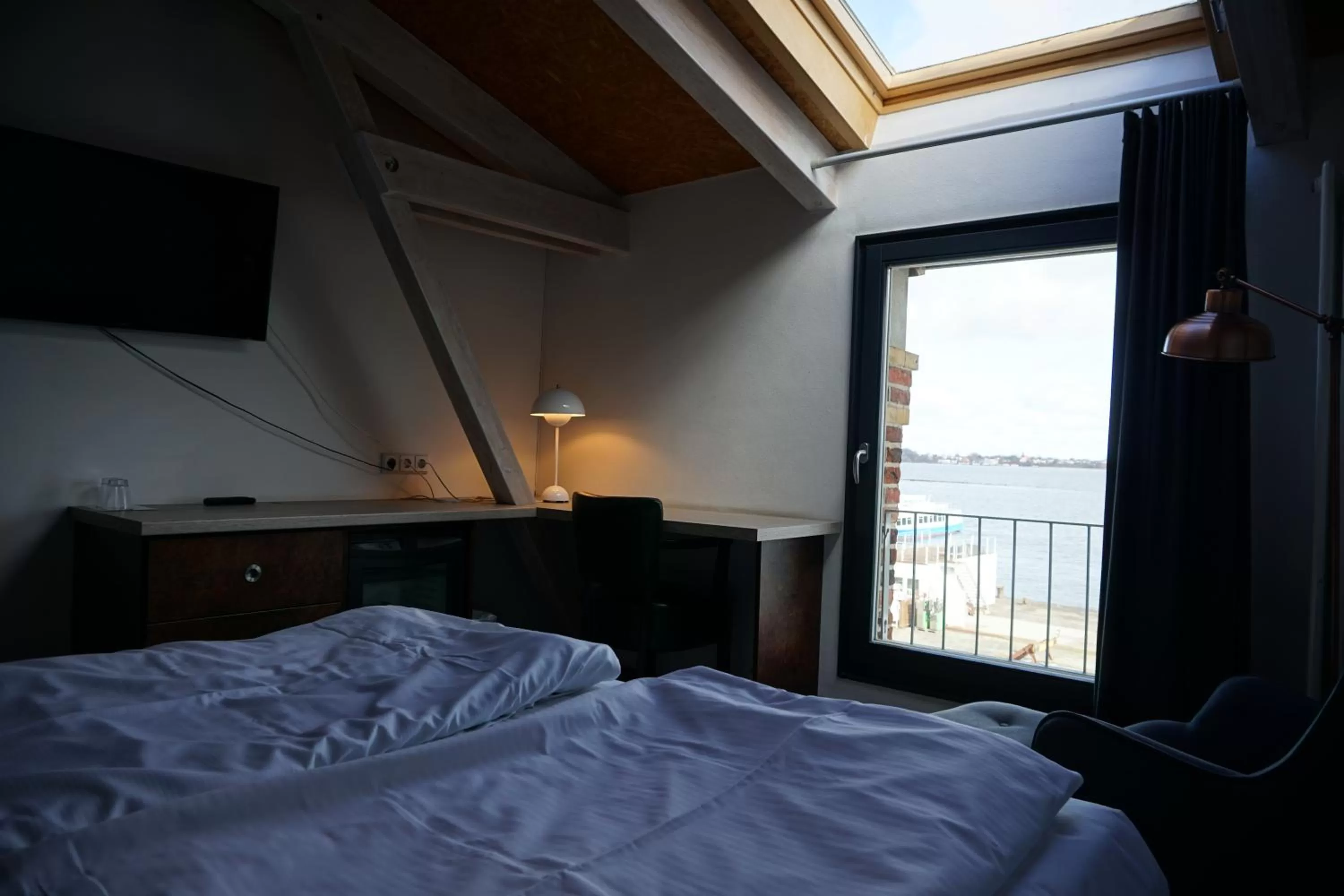 Lake view, Bed in Hotel Alter Hafenspeicher