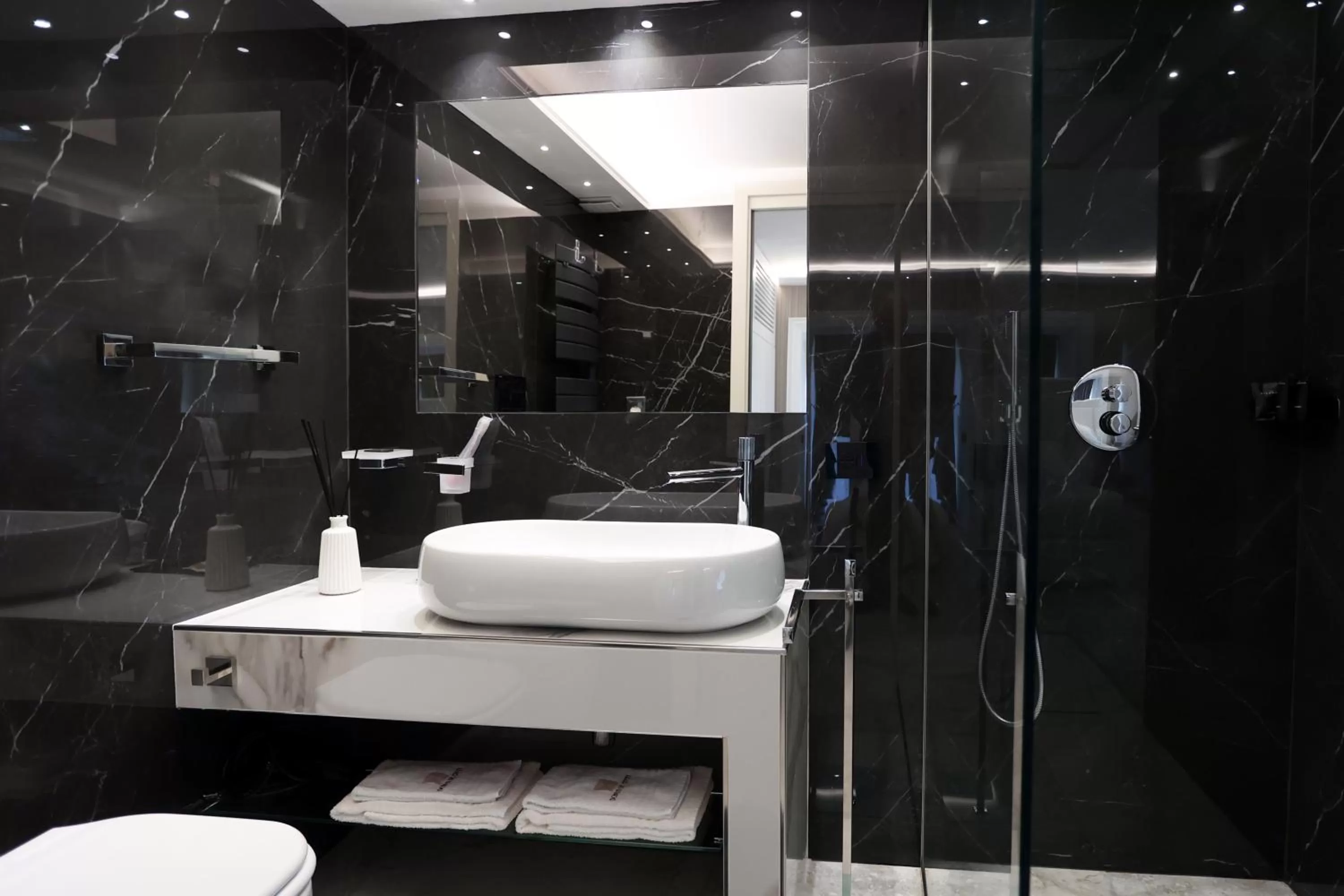 Shower, Bathroom in Domus De Cinti