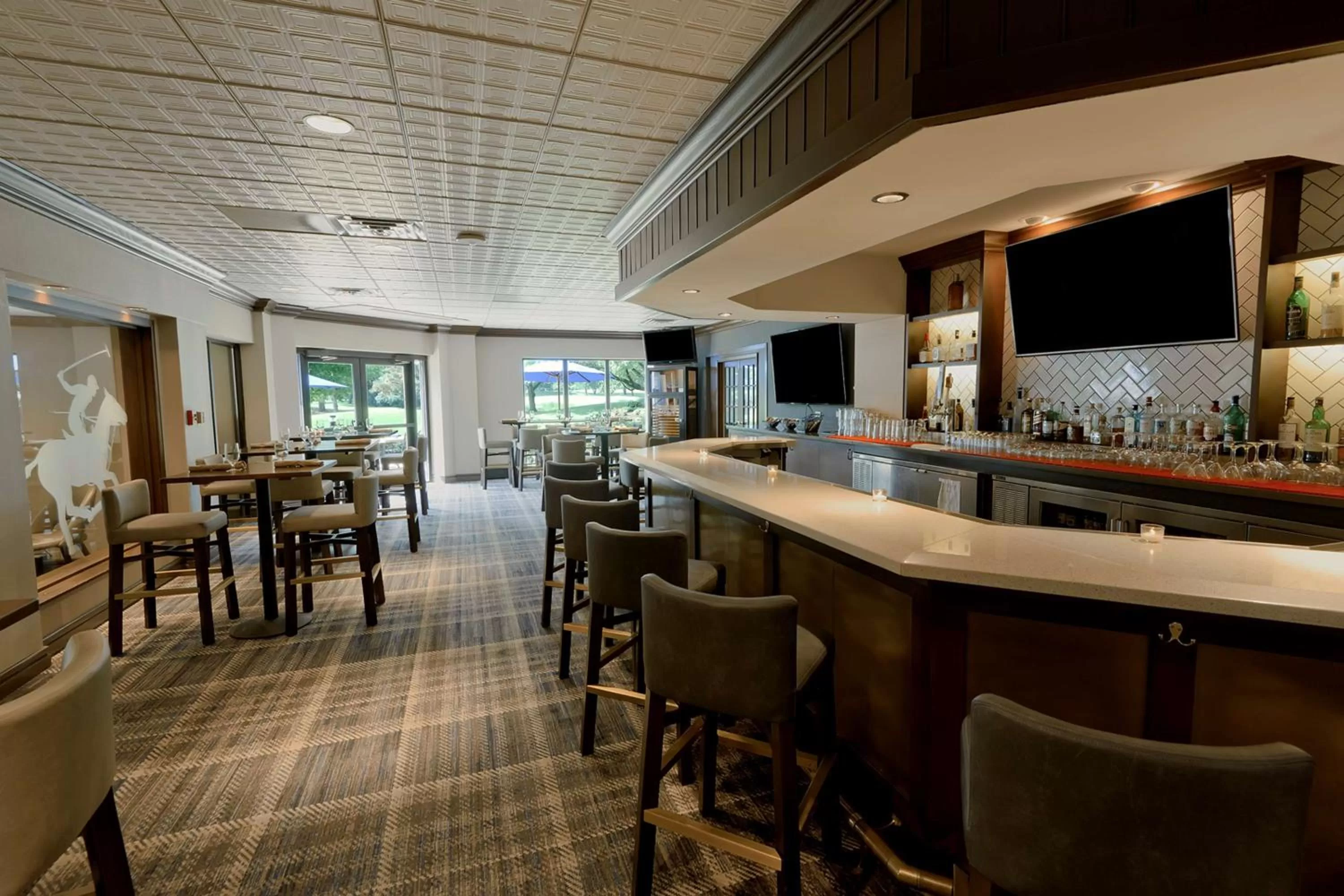 Lounge or bar in Hilton Chicago Oak Brook Hills Resort & Conference Center