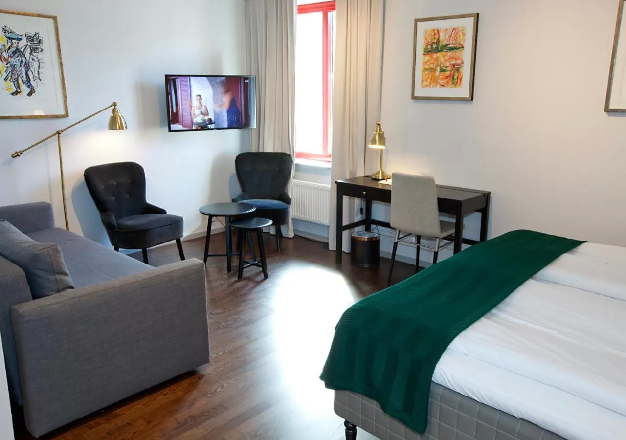 Seating area, Bed in Rasta Grums