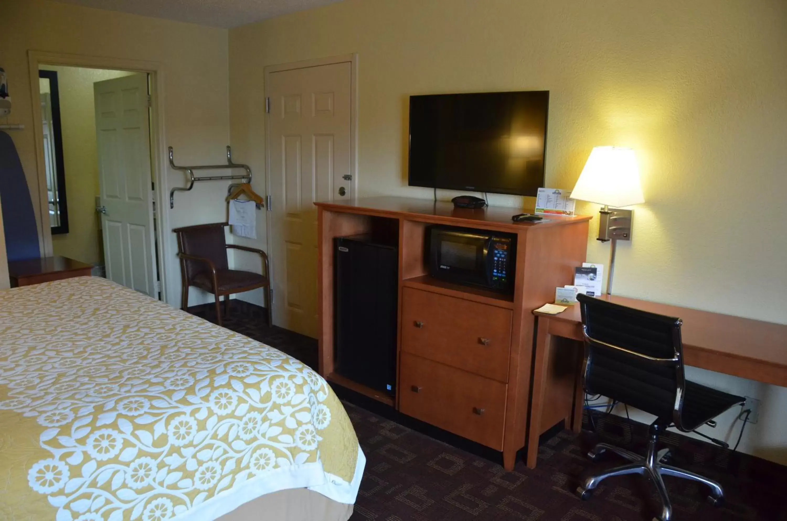 King Room - Mobility Access/Non-Smoking in Days Inn by Wyndham Airport Nashville East King Room - Mobility Access/Non-Smoking in Days Inn by Wyndham Airport Nashville East