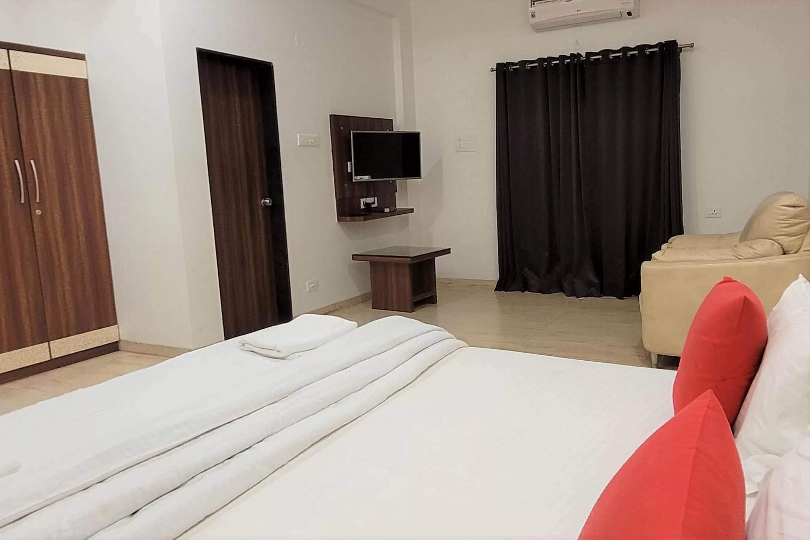 TV and multimedia, Bed in Hotel Om Inn - Talegaon Dabhade