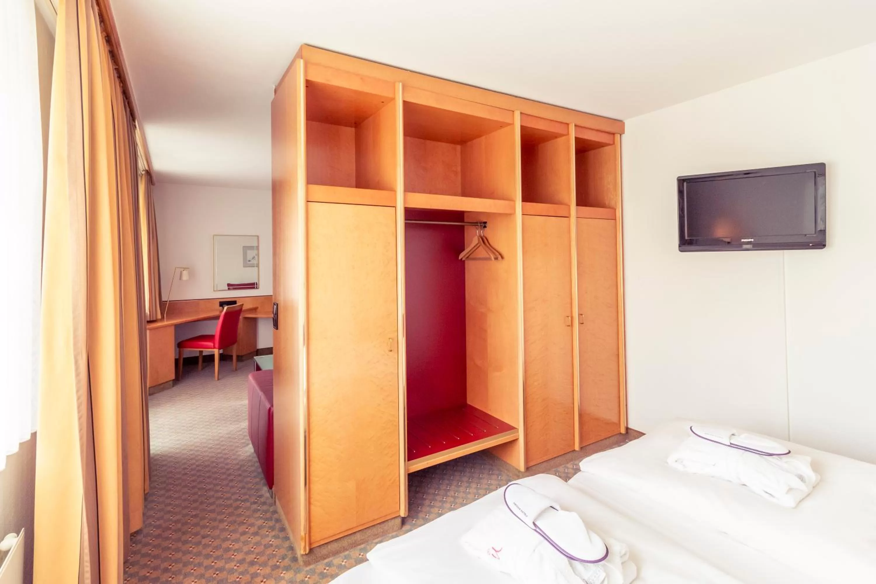 Photo of the whole room, Bed in Mercure Hotel Köln City Friesenstraße