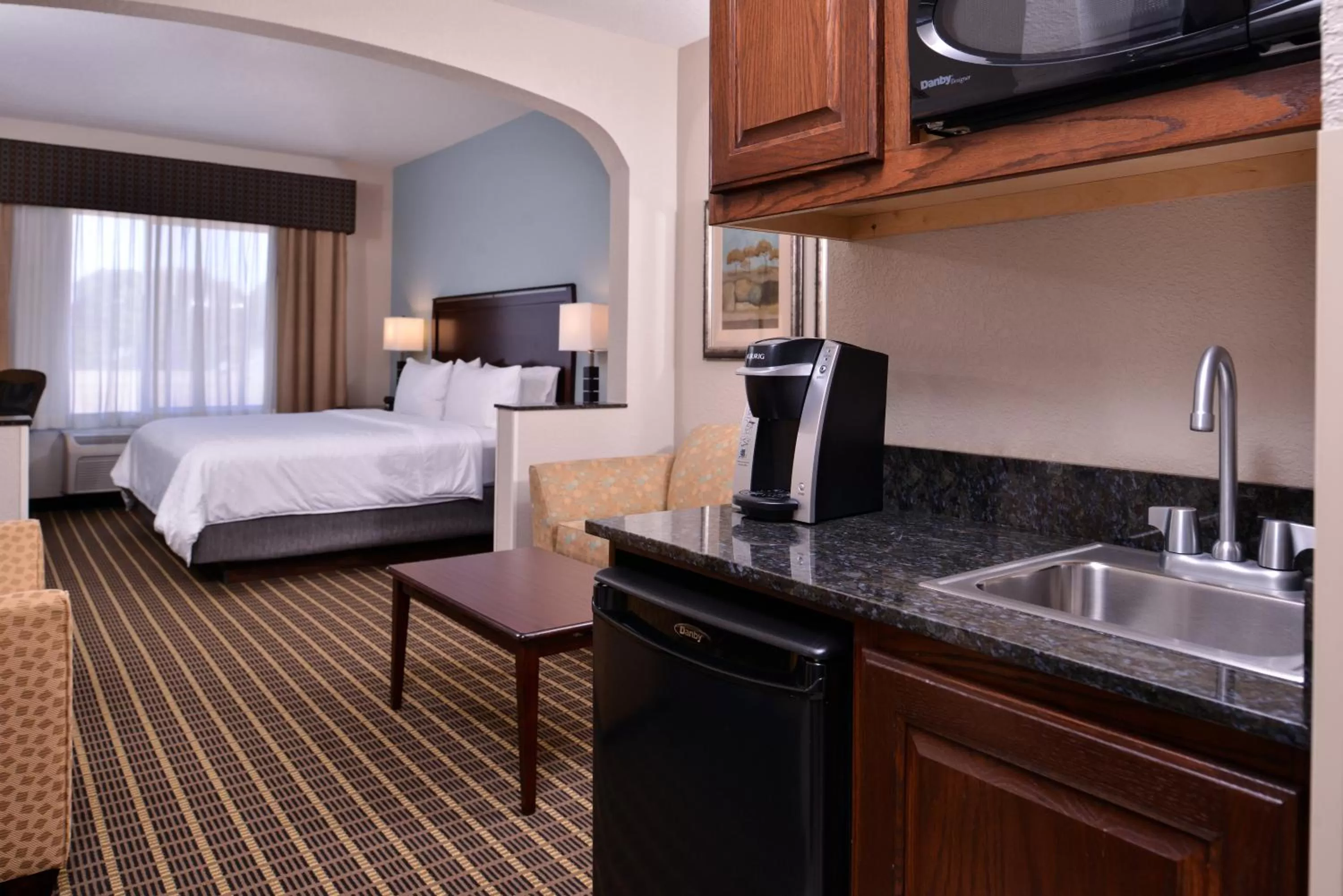Photo of the whole room, Bed in Holiday Inn Express & Suites Pittsburg by IHG