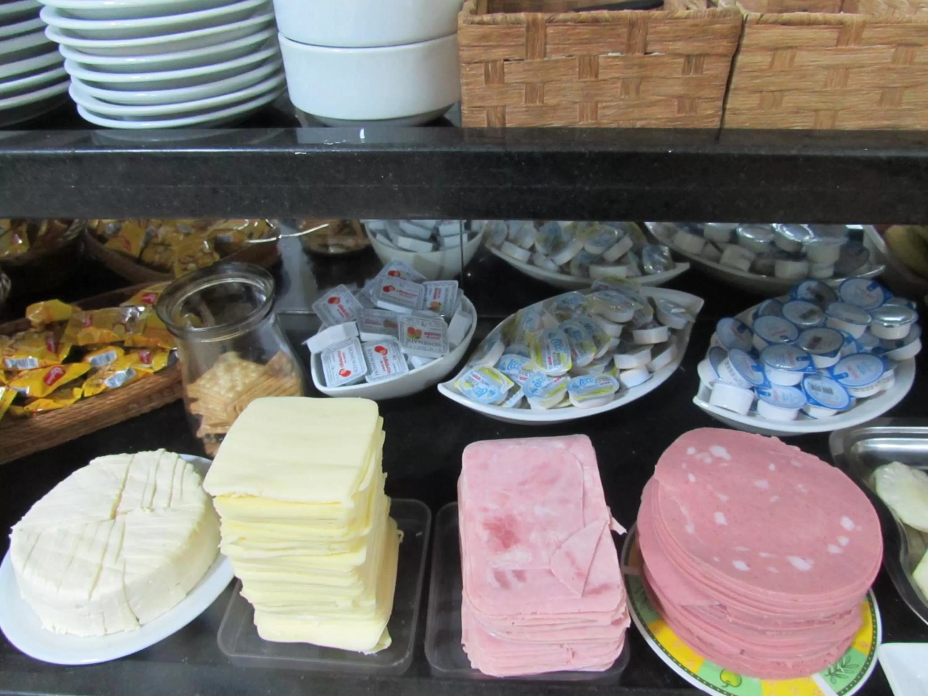 Food in Hotel Monteneve a 2 minutos do Bom Retiro, a 8 minutos da 25 de Março a 100 metros da estação de trem para Aeroporto Internacional de Guarulhos