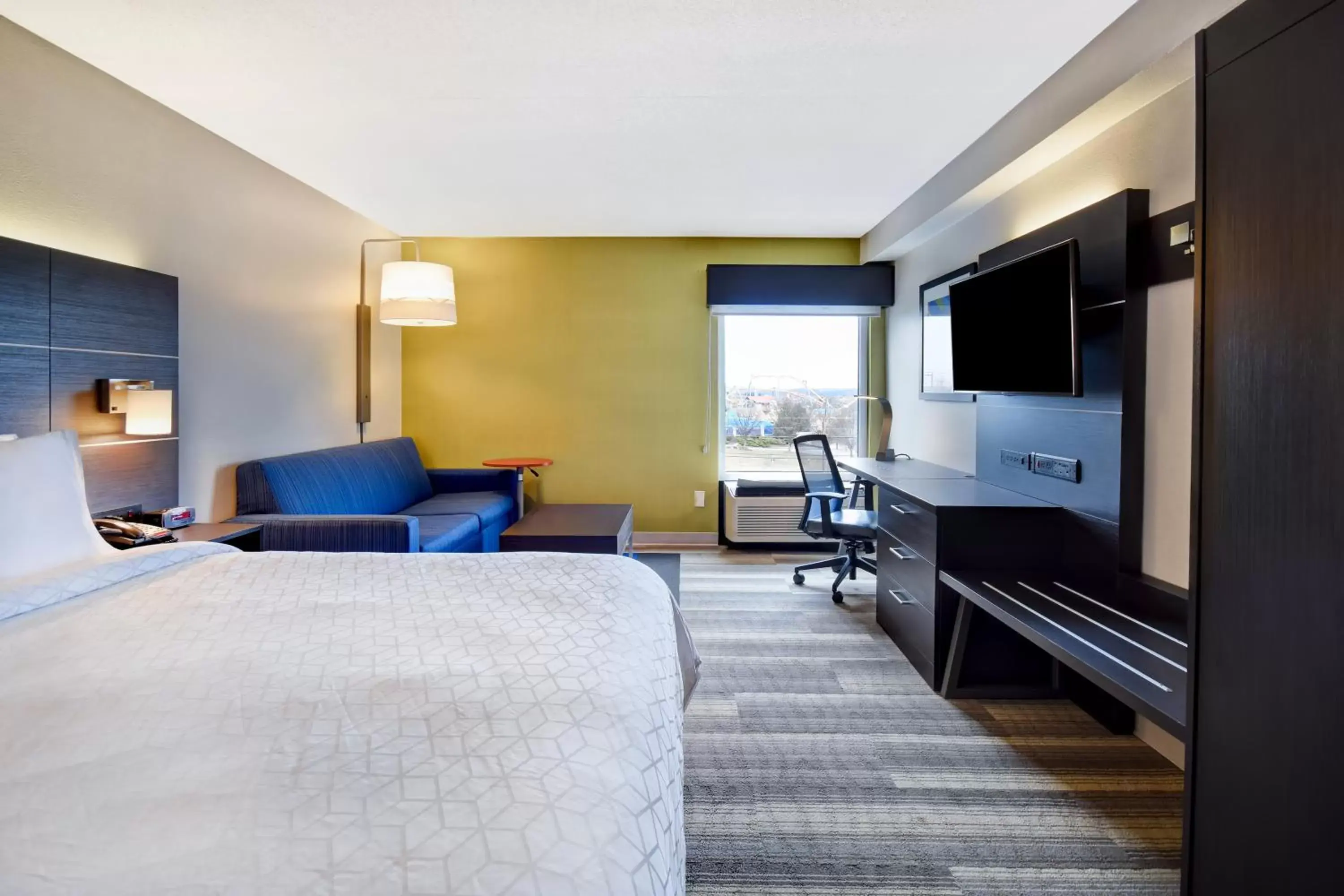 Standard King Room with Sofa Bed in Holiday Inn Express & Suites Allentown-Dorney Park Area by IHG Standard King Room with Sofa Bed in Holiday Inn Express & Suites Allentown-Dorney Park Area by IHG