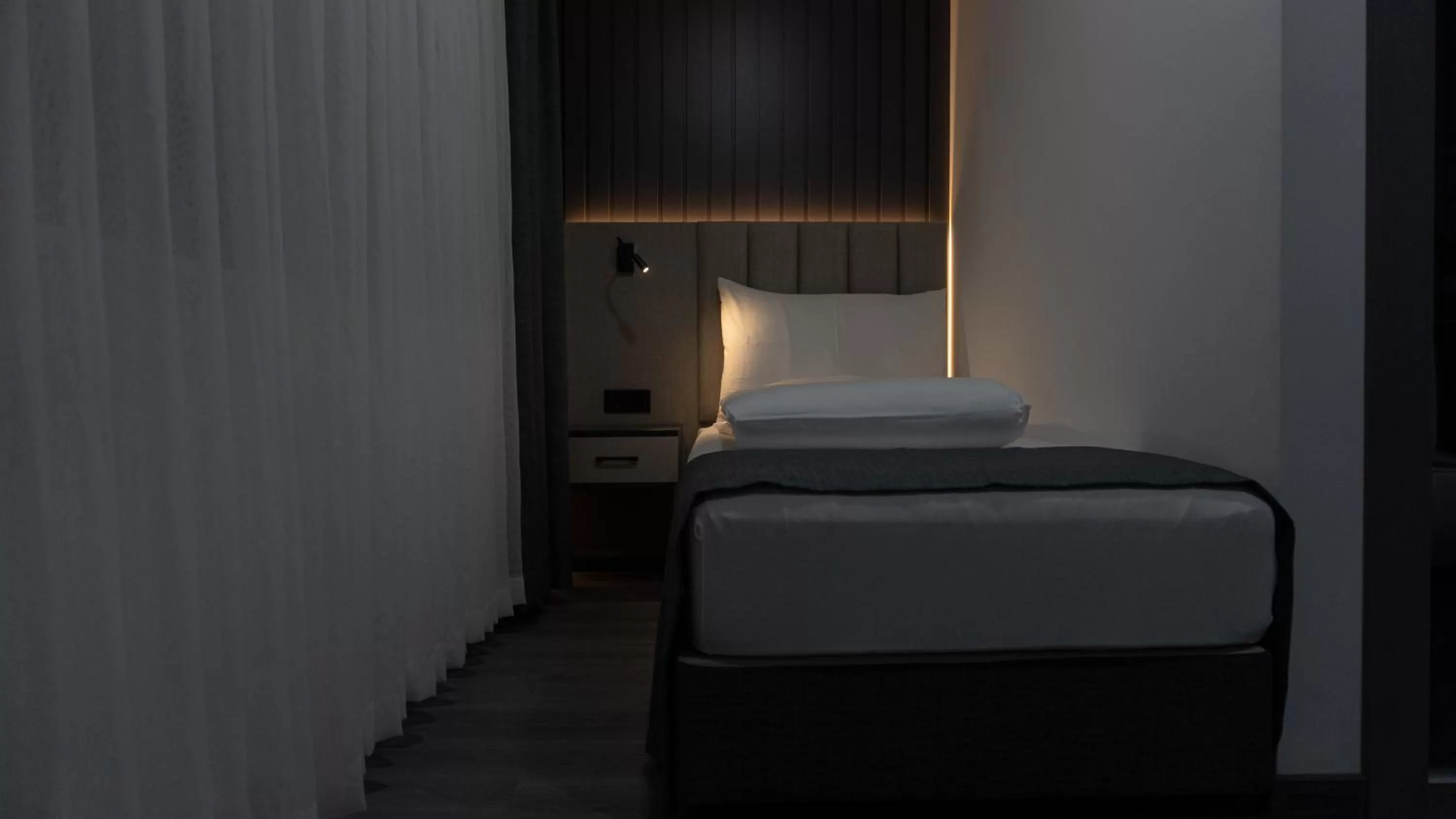 Photo of the whole room, Bed in PARKHOTEL BRAUNAU - 24 Stunden Self Check-IN