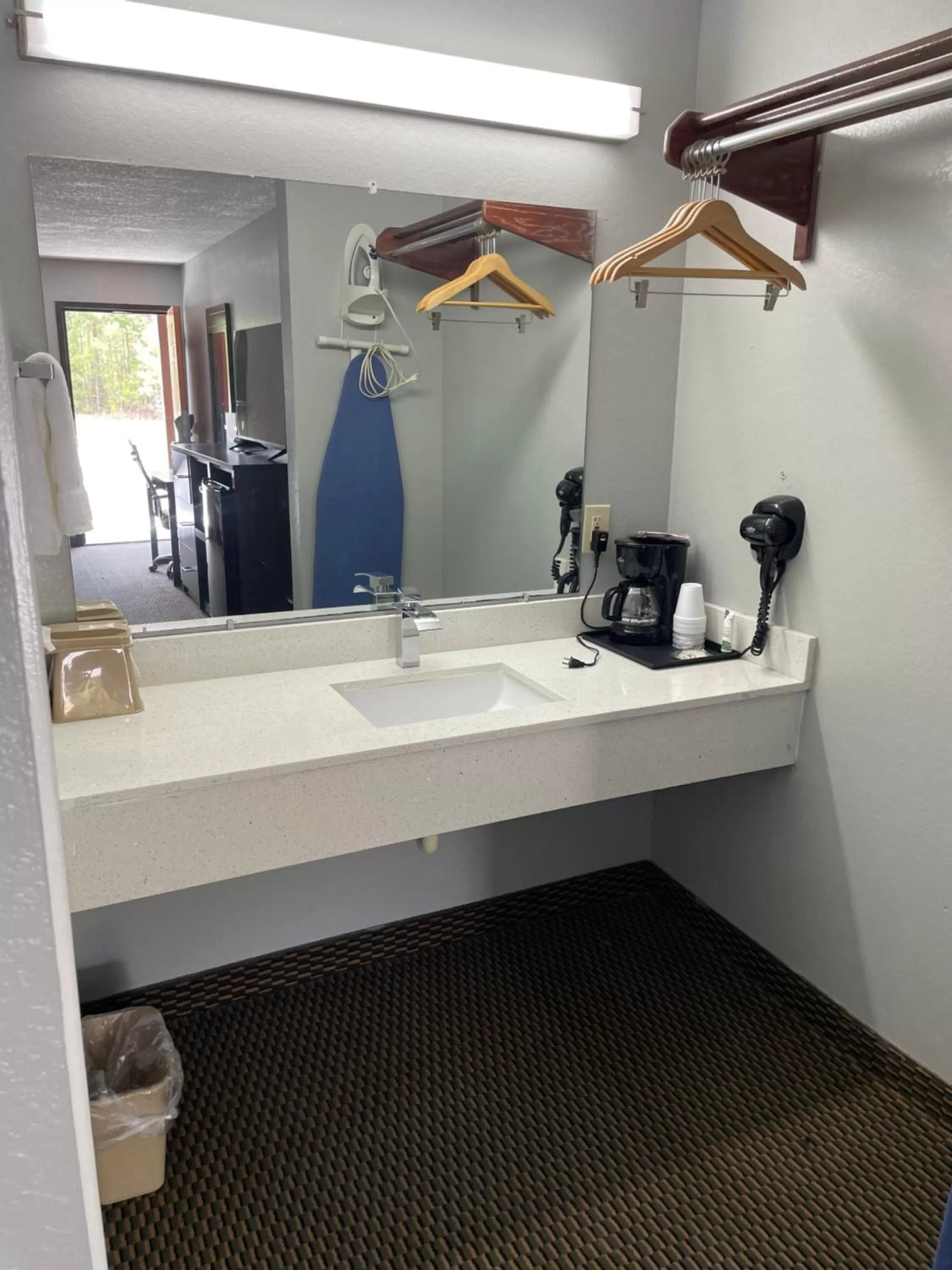 Clairmont Inn & Suites - Warren