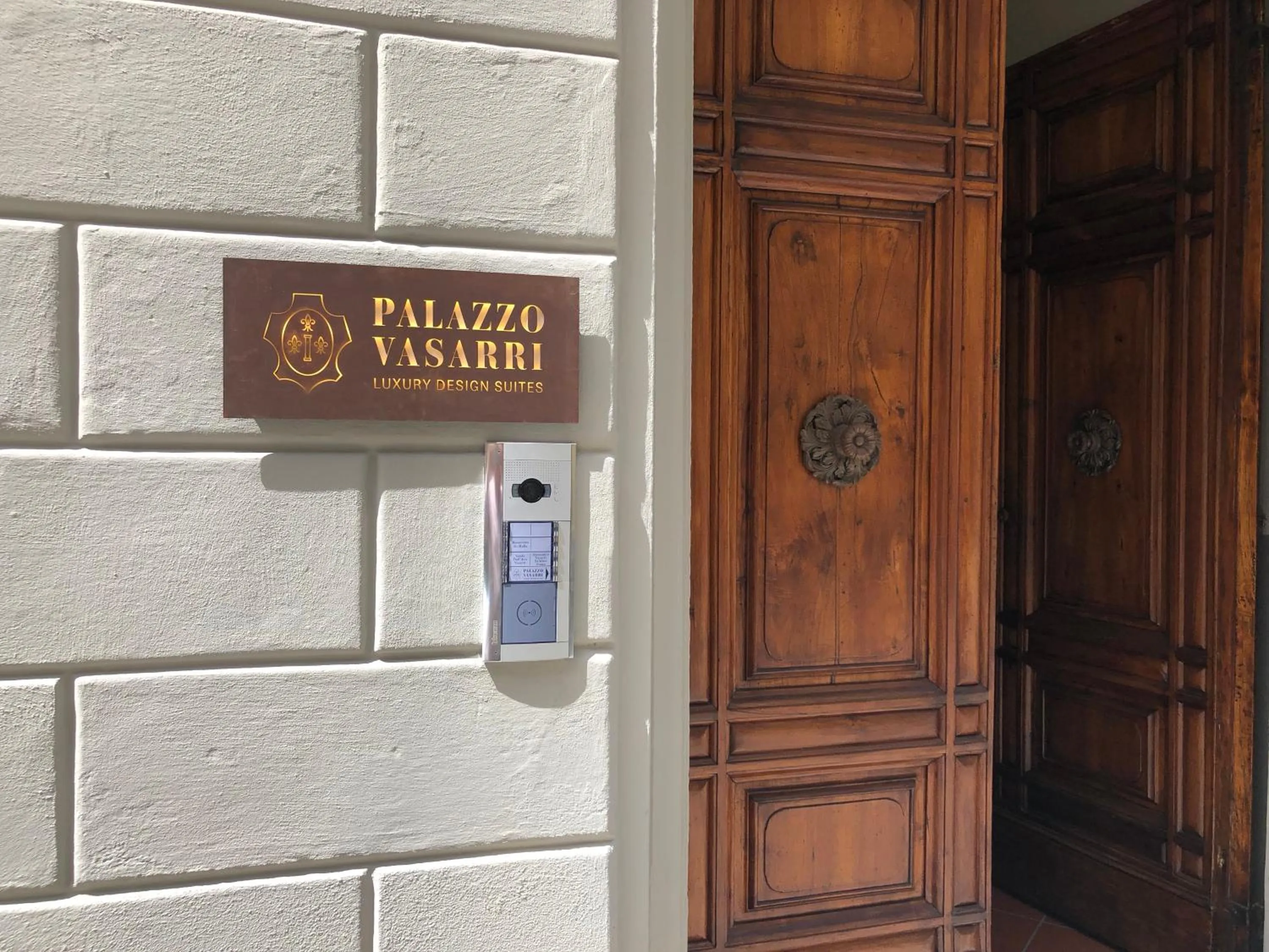 Facade/entrance in Palazzo Vasarri - Luxury design suites